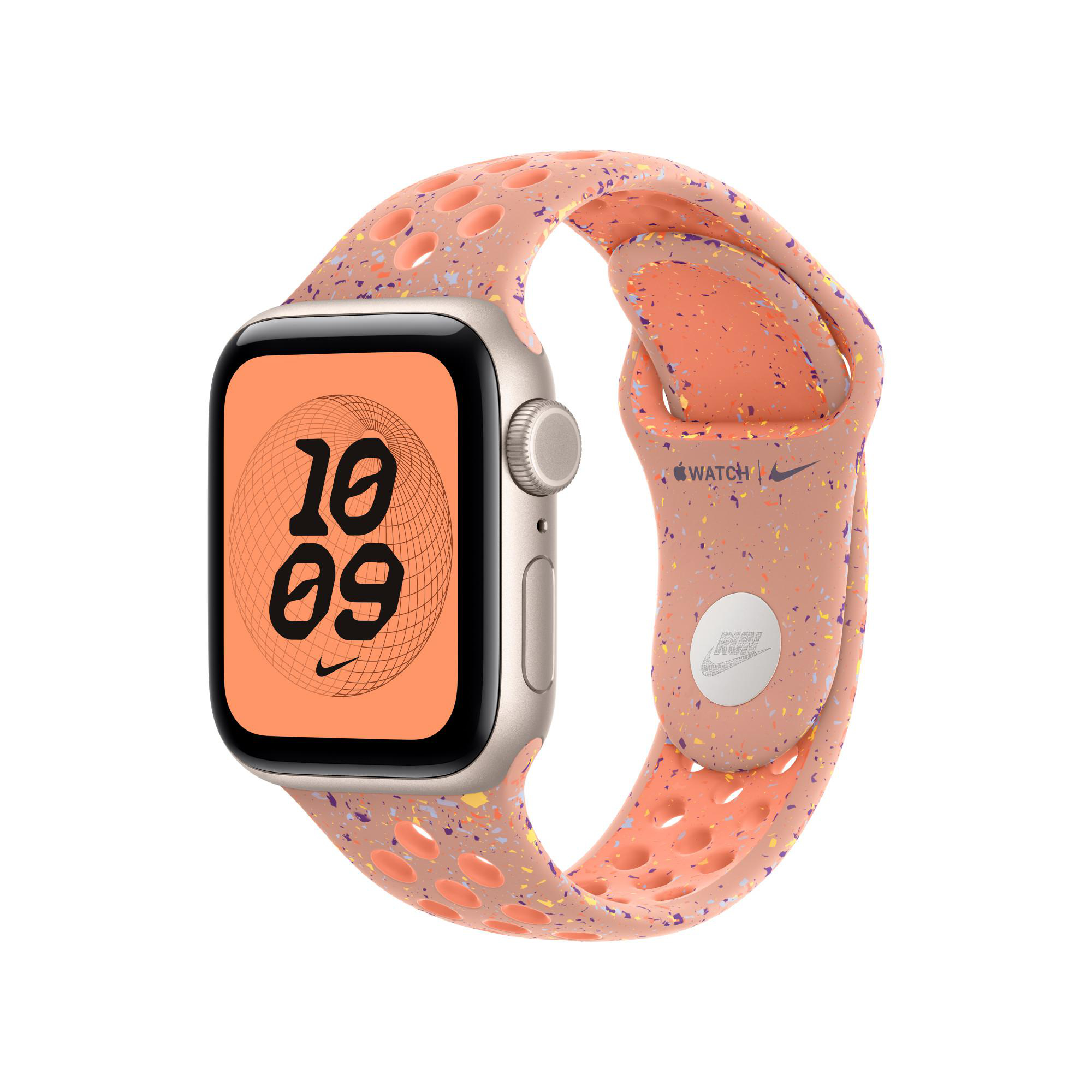 Apple Watch Nike Edition. Pfirsichfarbenes Zifferblatt zeigt 10:09. Pfirsichfarbenes Armband mit Löchern und farbigen Sprenkeln. Nike-Logo.