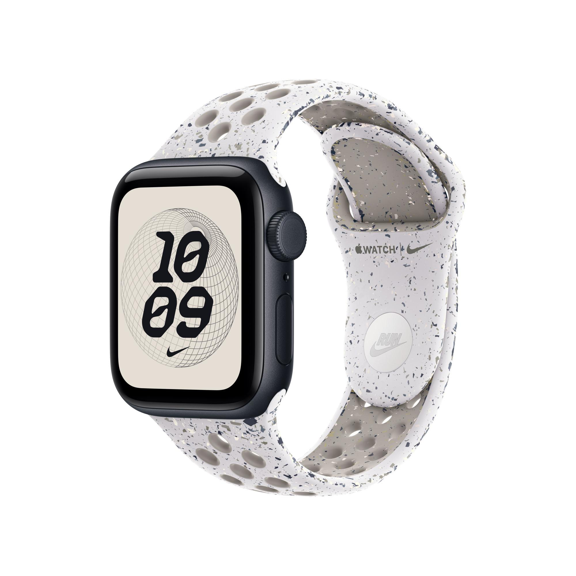 Eine Apple Watch mit einem weißen, gesprenkelten Nike-Armband. Das Zifferblatt zeigt 10:09. Die Uhr hat ein schwarzes Gehäuse.