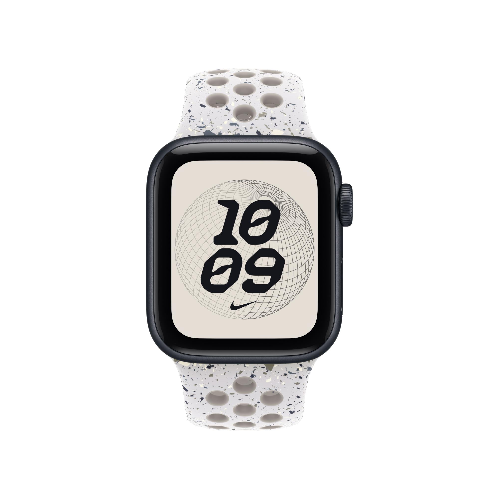 Apple Watch mit schwarzem Gehäuse und weißem, gesprenkeltem Armband. Das Zifferblatt zeigt die Uhrzeit 10:09.