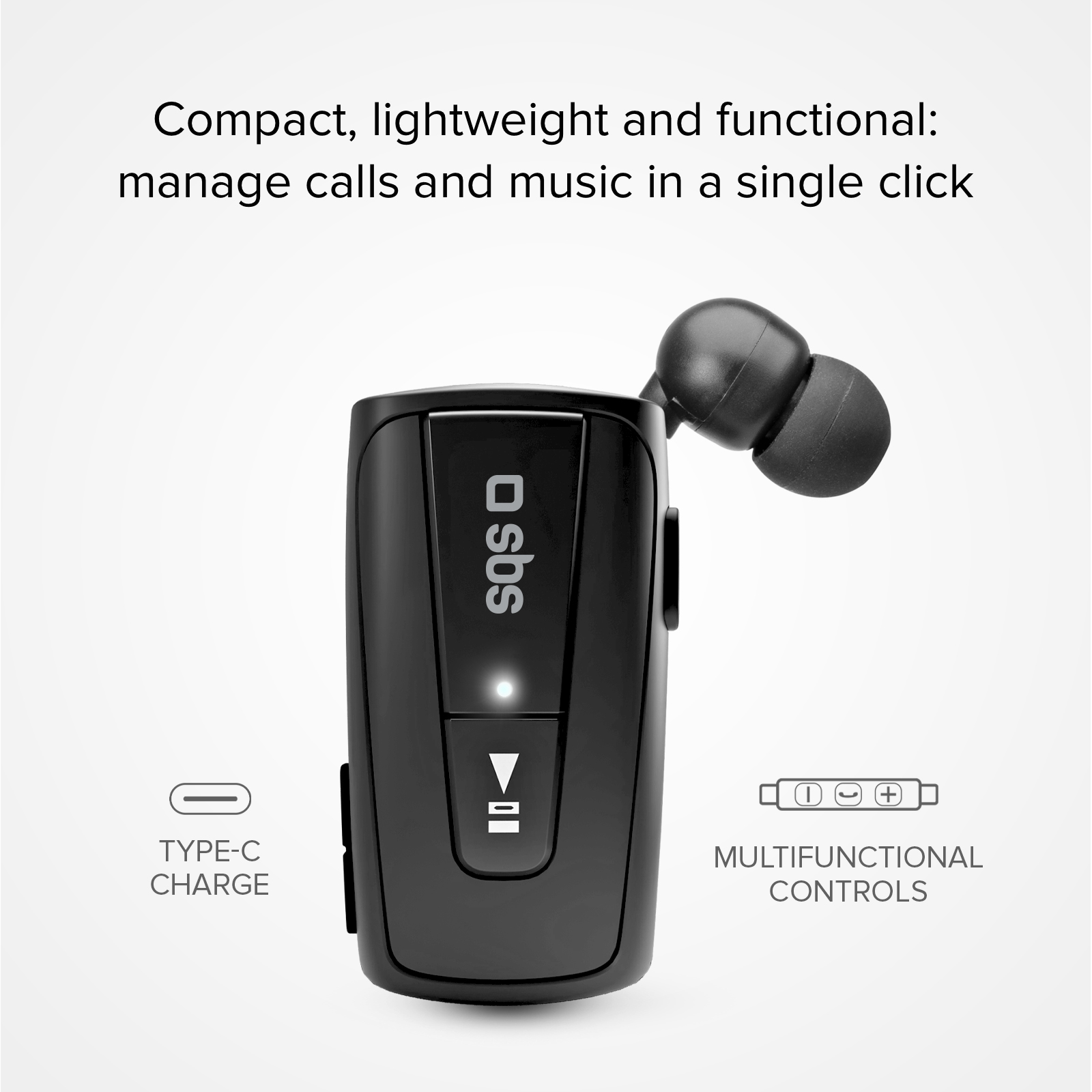 Schwarzes SBS Bluetooth-Headset mit Ohrhörer, Typ-C-Ladeanschluss und multifunktionalen Bedienelementen. Weißer Hintergrund mit Text.