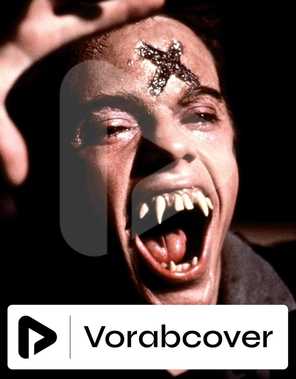 Nahaufnahme eines Mannes mit Vampirzähnen, offenem Mund und einem Kreuz auf der Stirn. Dunkler Hintergrund. Vorabcover-Logo unten.