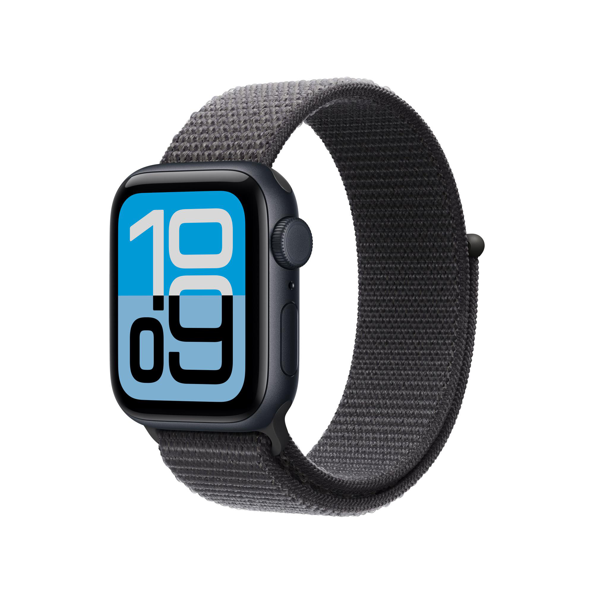 Eine schwarze Apple Watch mit grauem Band zeigt die Uhrzeit 10:09. Die Uhr befindet sich vor weißem Hintergrund.
