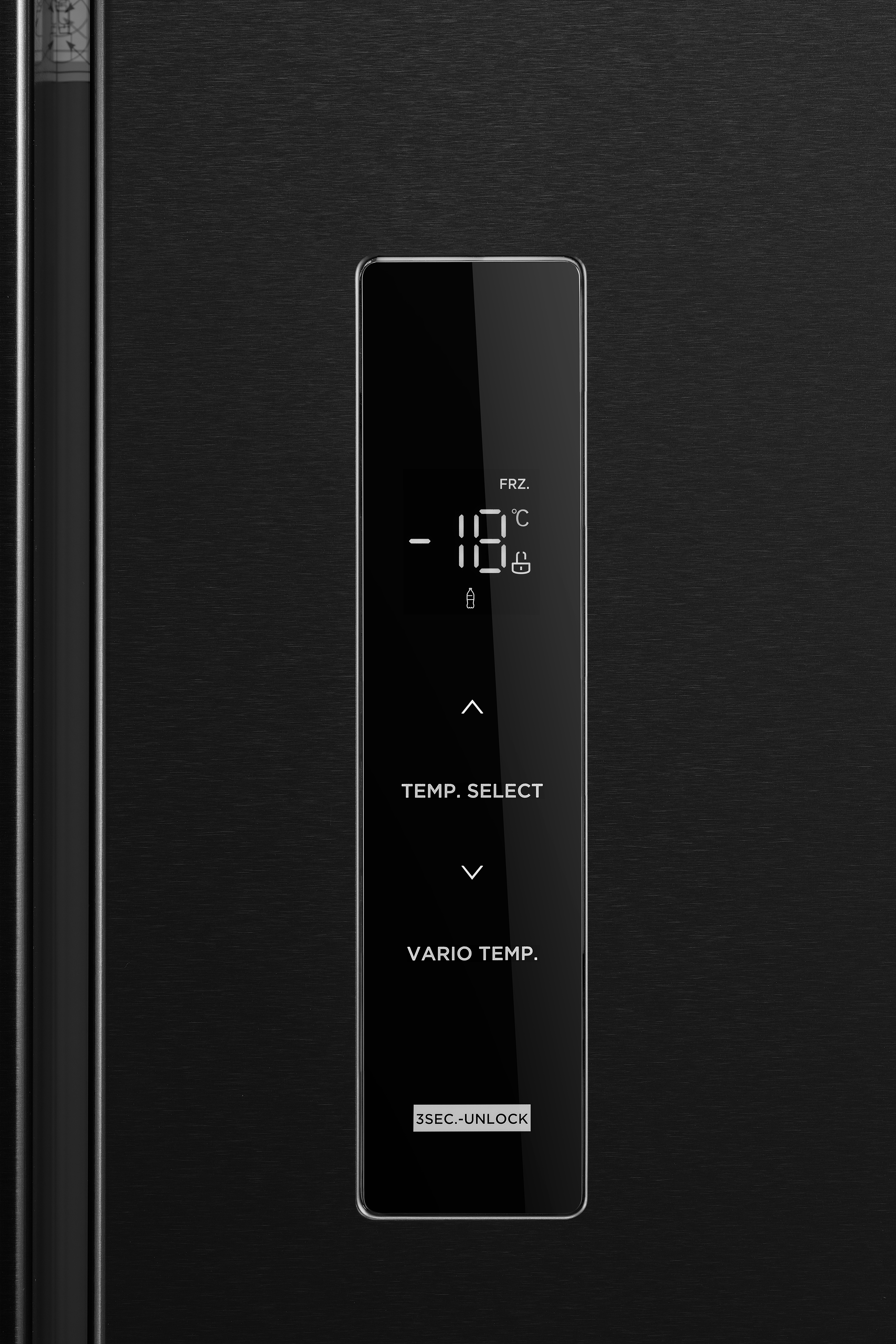 Schwarze Kühlschranktür mit digitaler Anzeige von Temperatur und Bedienoptionen.