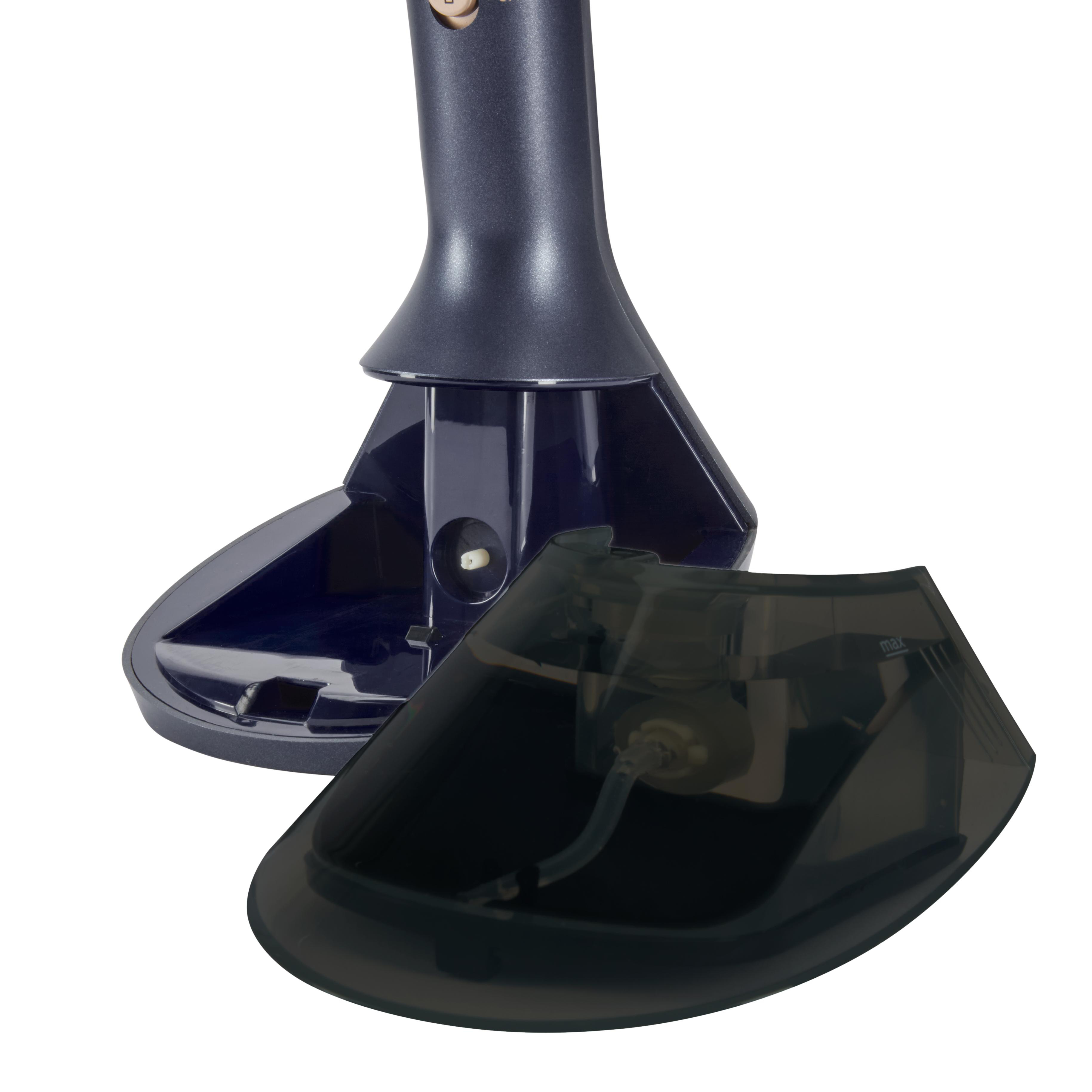 Ein dunkelblauer Kleidungsdampfer mit einem abgenommenen schwarzen Wassertank. Der Dampfer steht auf weißem Grund.