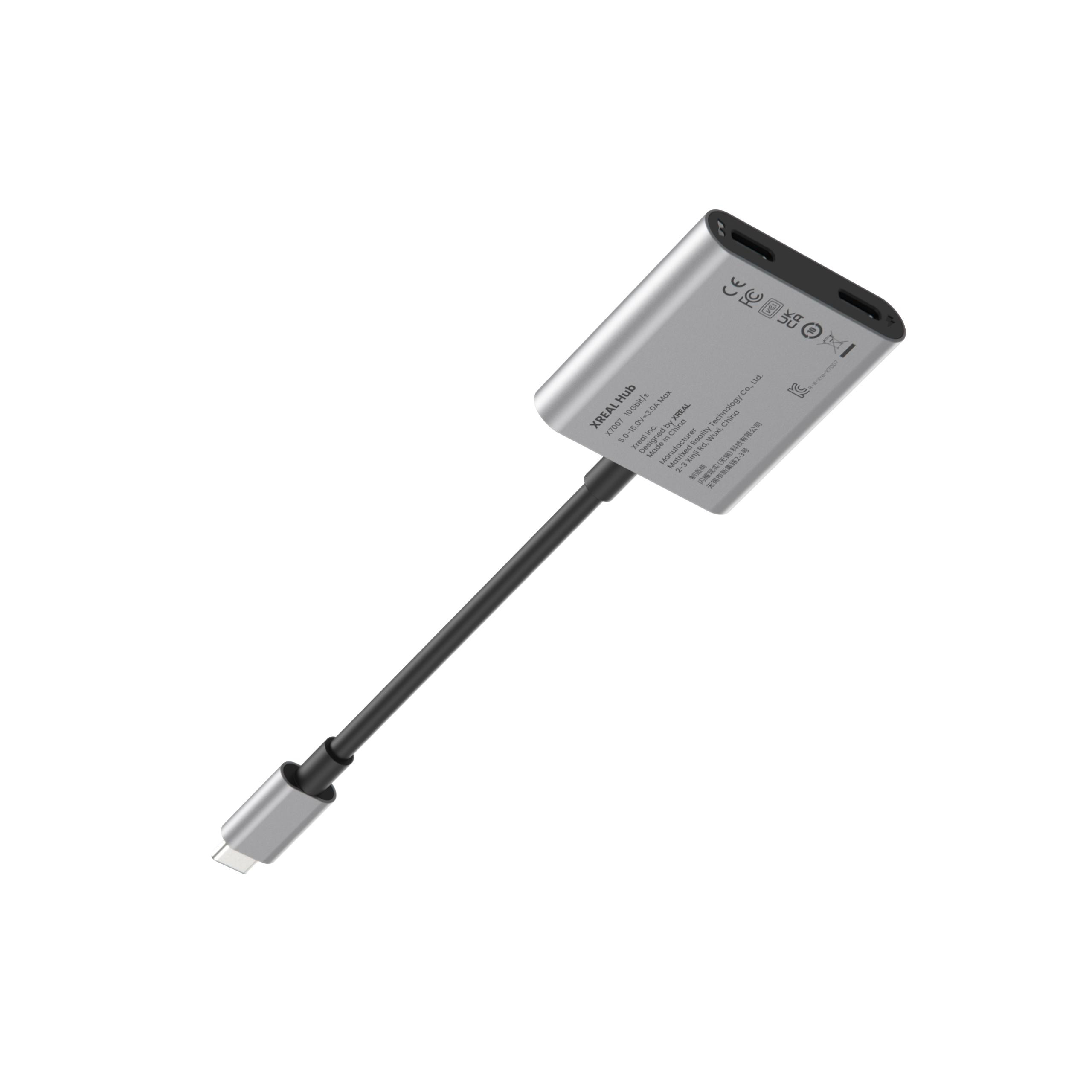 Ein silberner USB-C-Hub mit schwarzem Kabel. Es hat Logos und Text auf dem Gerät. Weißer Hintergrund.