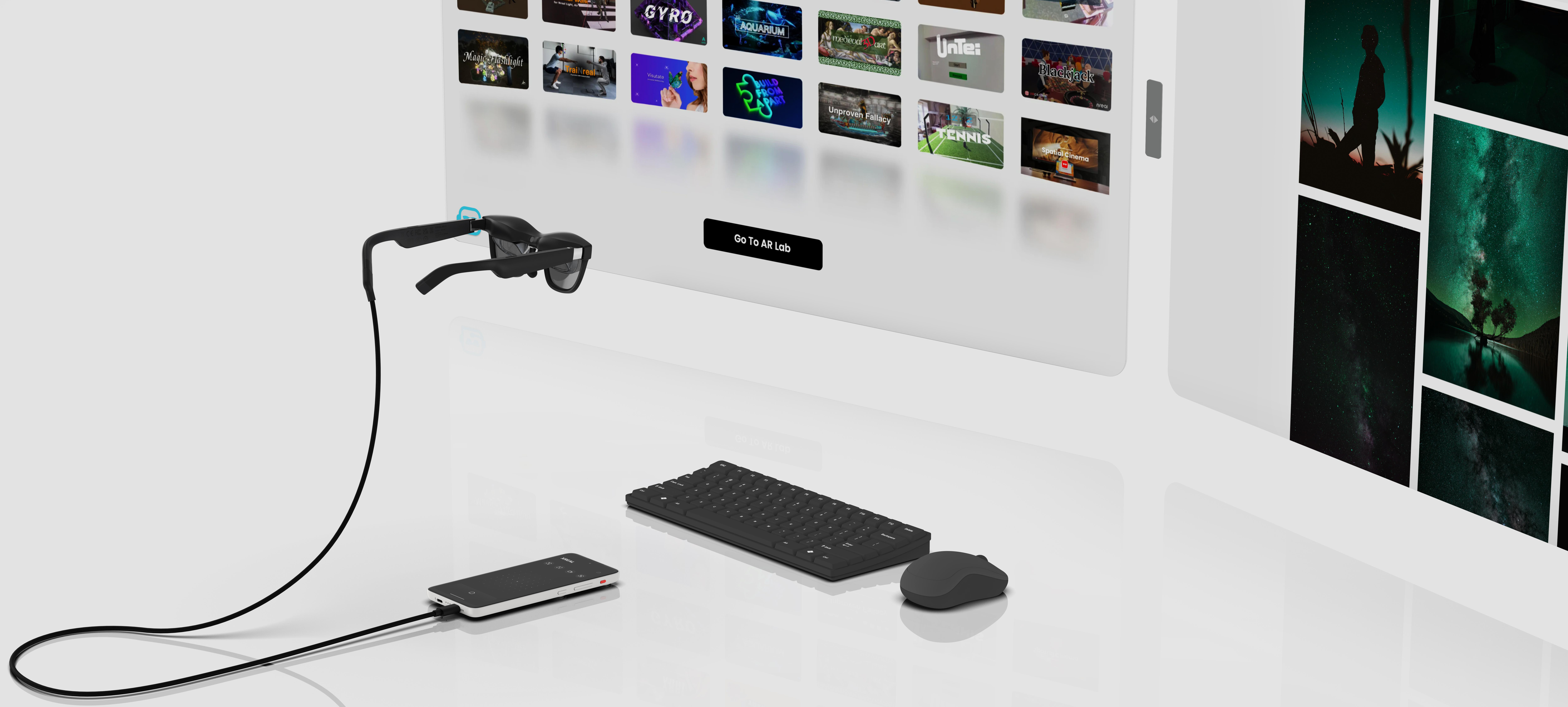 Ein futuristisches Setup mit AR-Brille, Tastatur und Maus. Ein Bildschirm zeigt App-Symbole. Die Szene hat einen weißen Hintergrund.