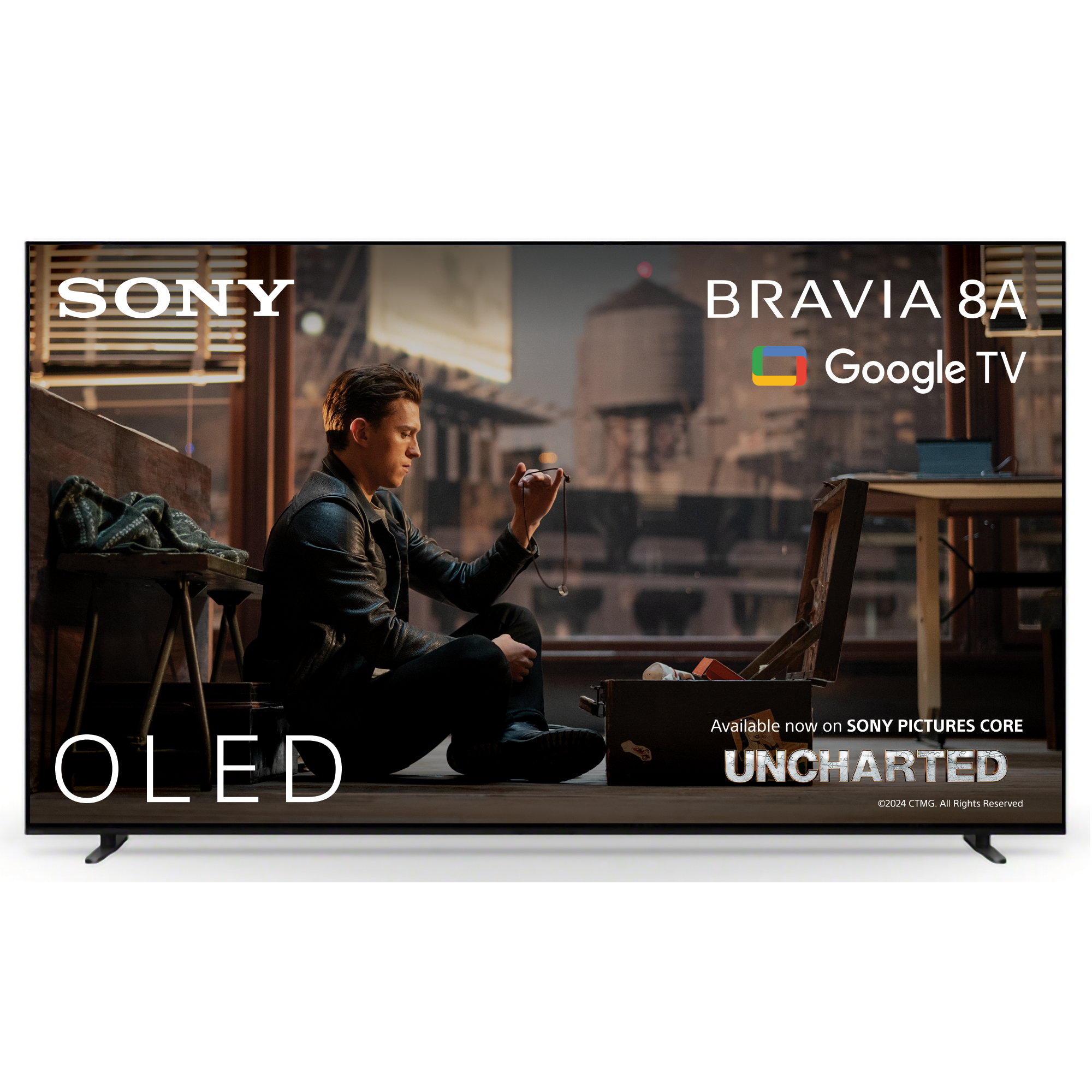Ein Sony Bravia 8A OLED-Fernseher zeigt eine Szene aus Uncharted. Ein Mann hält eine Halskette. Google TV-Logo vorhanden.
