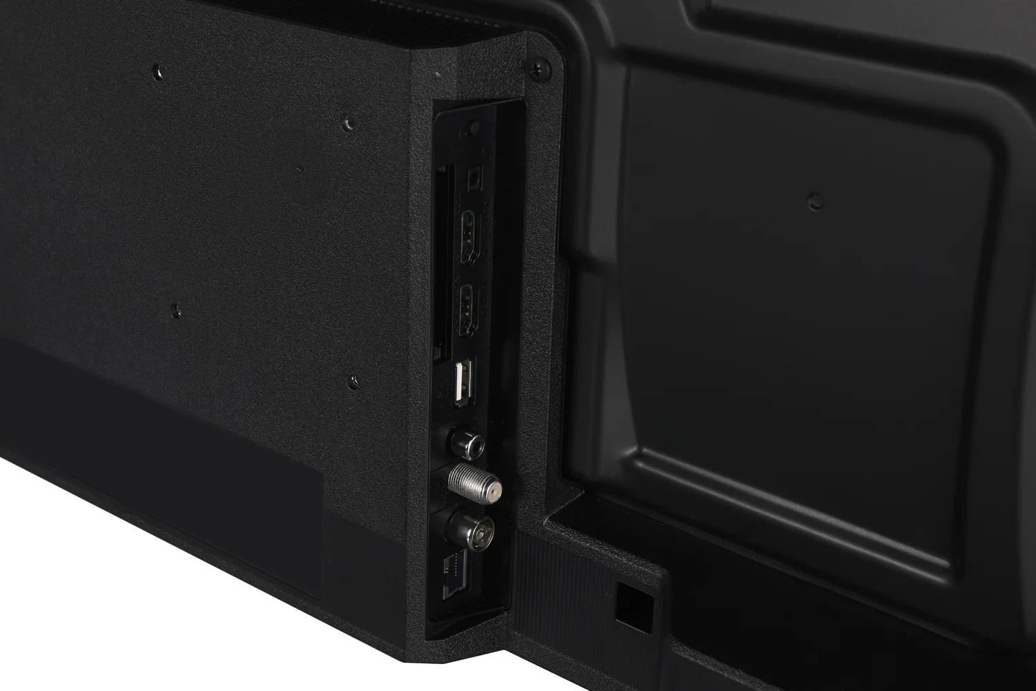 Zbliżenie czarnego tylnego panelu telewizora z portami HDMI, USB i innymi połączeniami.