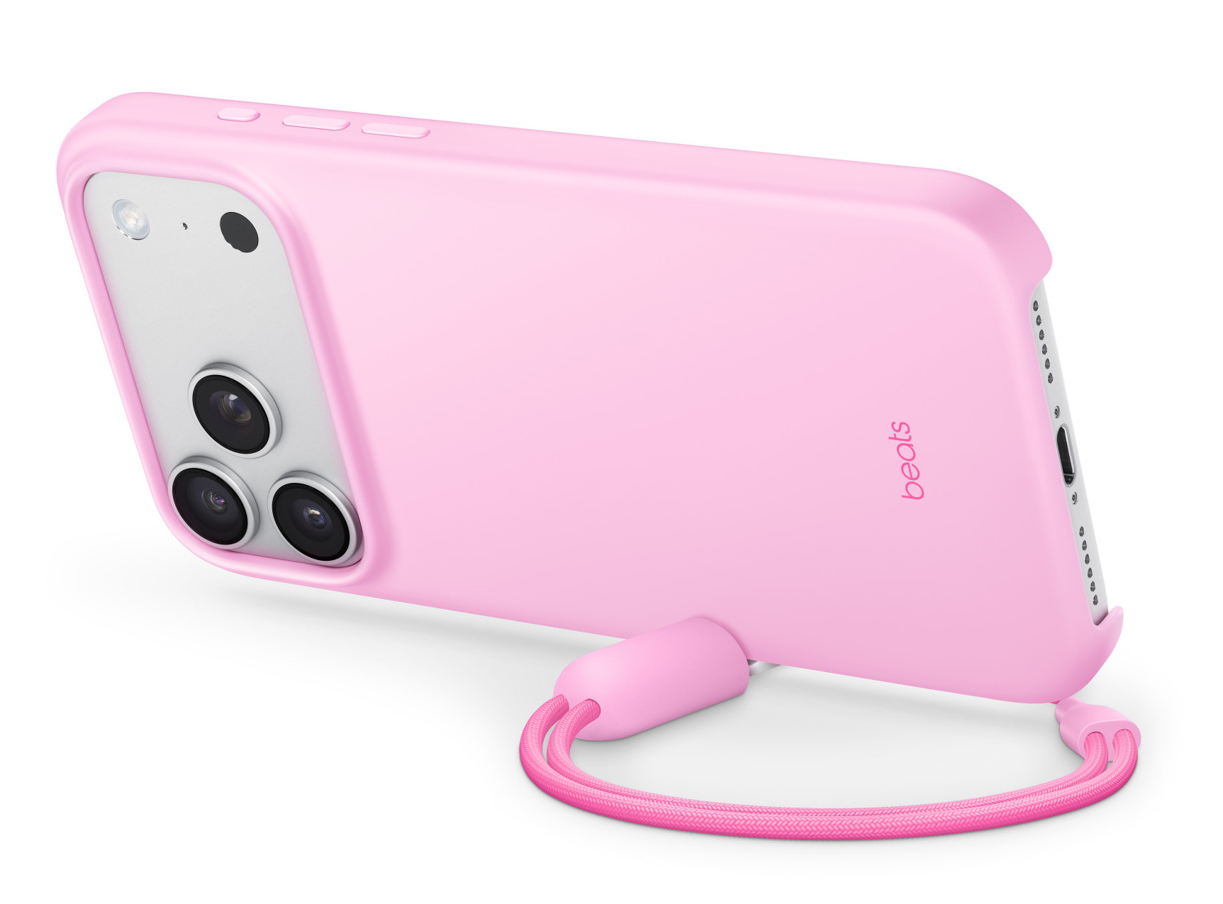Różowe etui na telefon z paskiem na rękę. Telefon ma srebrny tył i wiele obiektywów aparatu. Na etui znajduje się napis "beats".