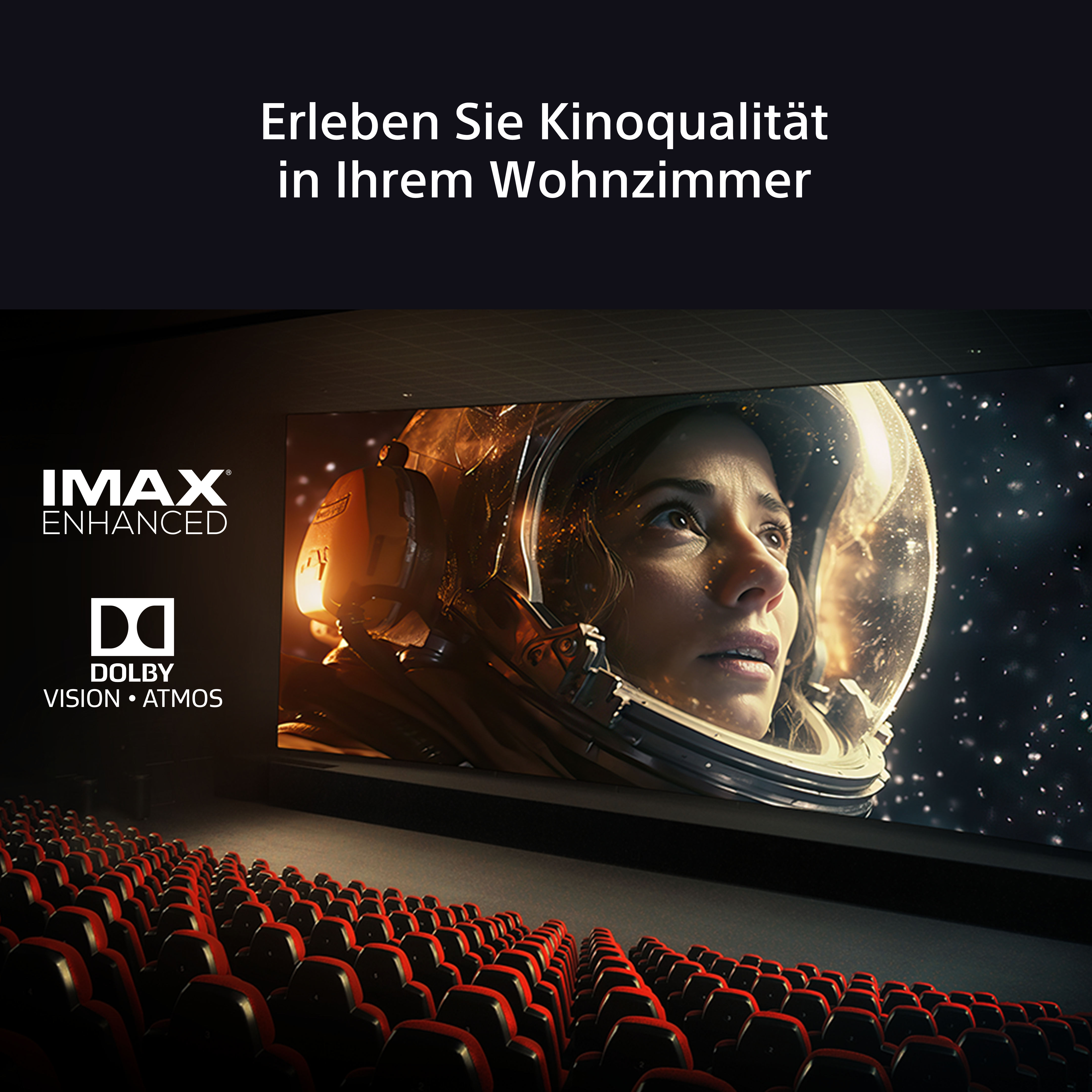 Ein Astronaut schaut im Weltraum in einen Helm, im Hintergrund eine Leinwand, Reihen roter Sitze.