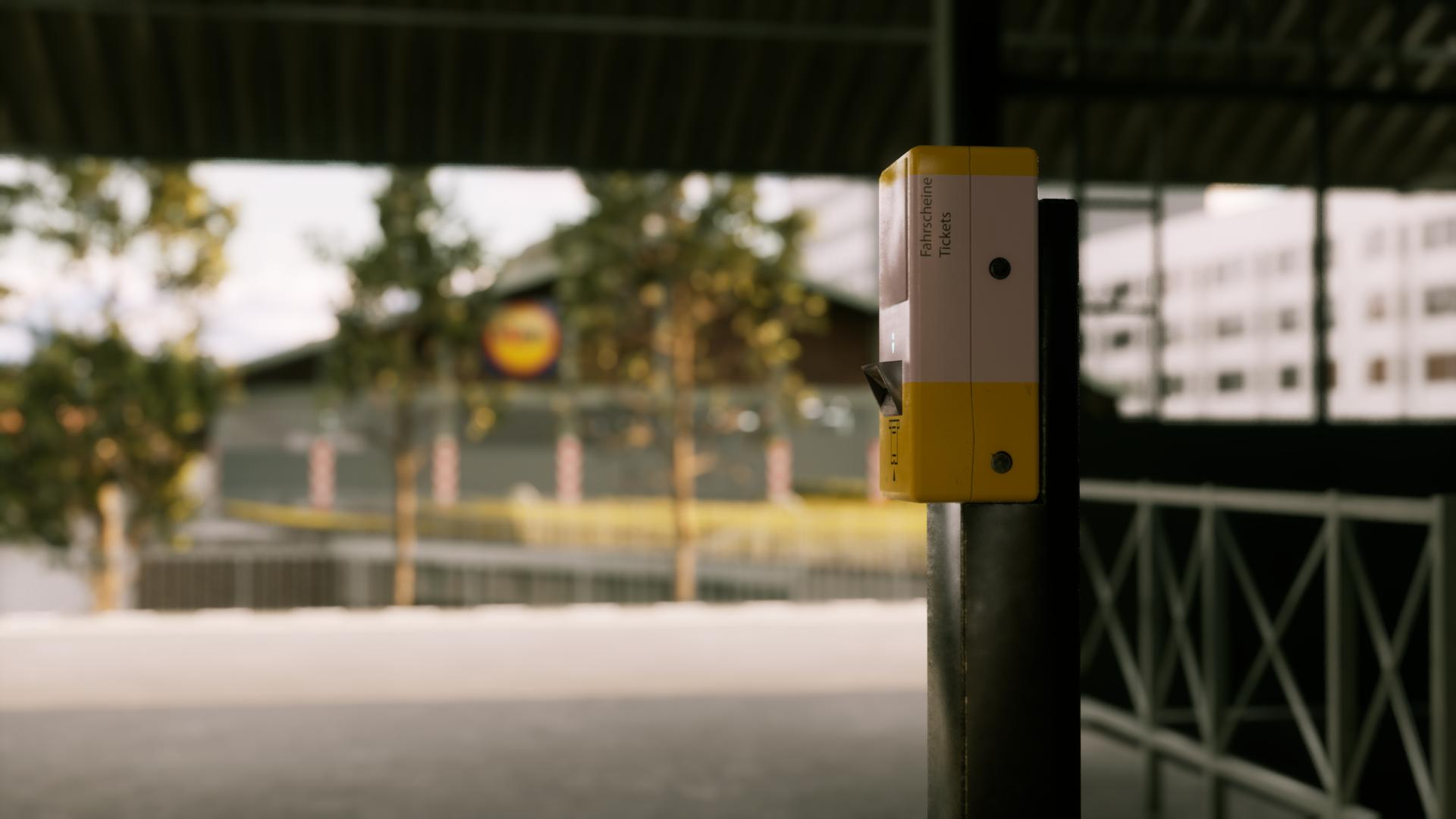 Ein gelb-weißer Fahrkartenautomat steht vor einer unscharfen Kulisse mit Bäumen.