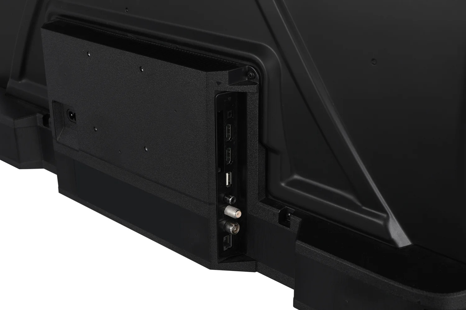 Zbliżenie tyłu czarnego telewizora. Widoczne porty, w tym HDMI i USB. Plastikowy tył telewizora jest teksturowany.
