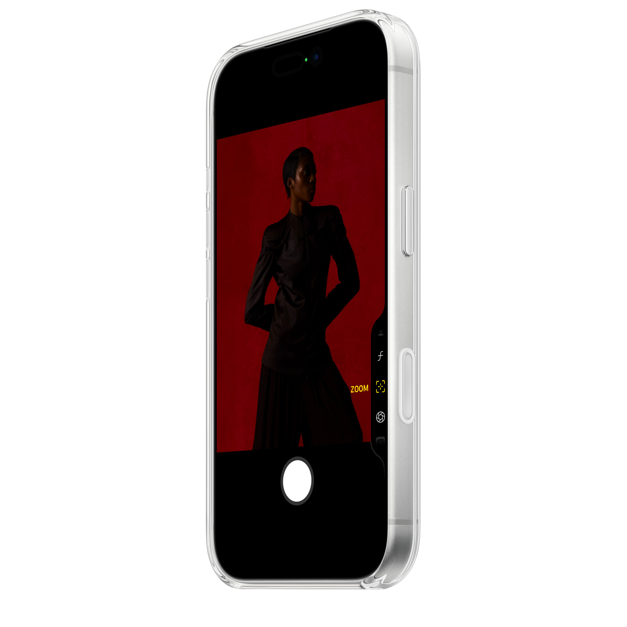 Egy telefon sötét ruhás embert jelenít meg piros háttér előtt. A telefon átlátszó tokban van.