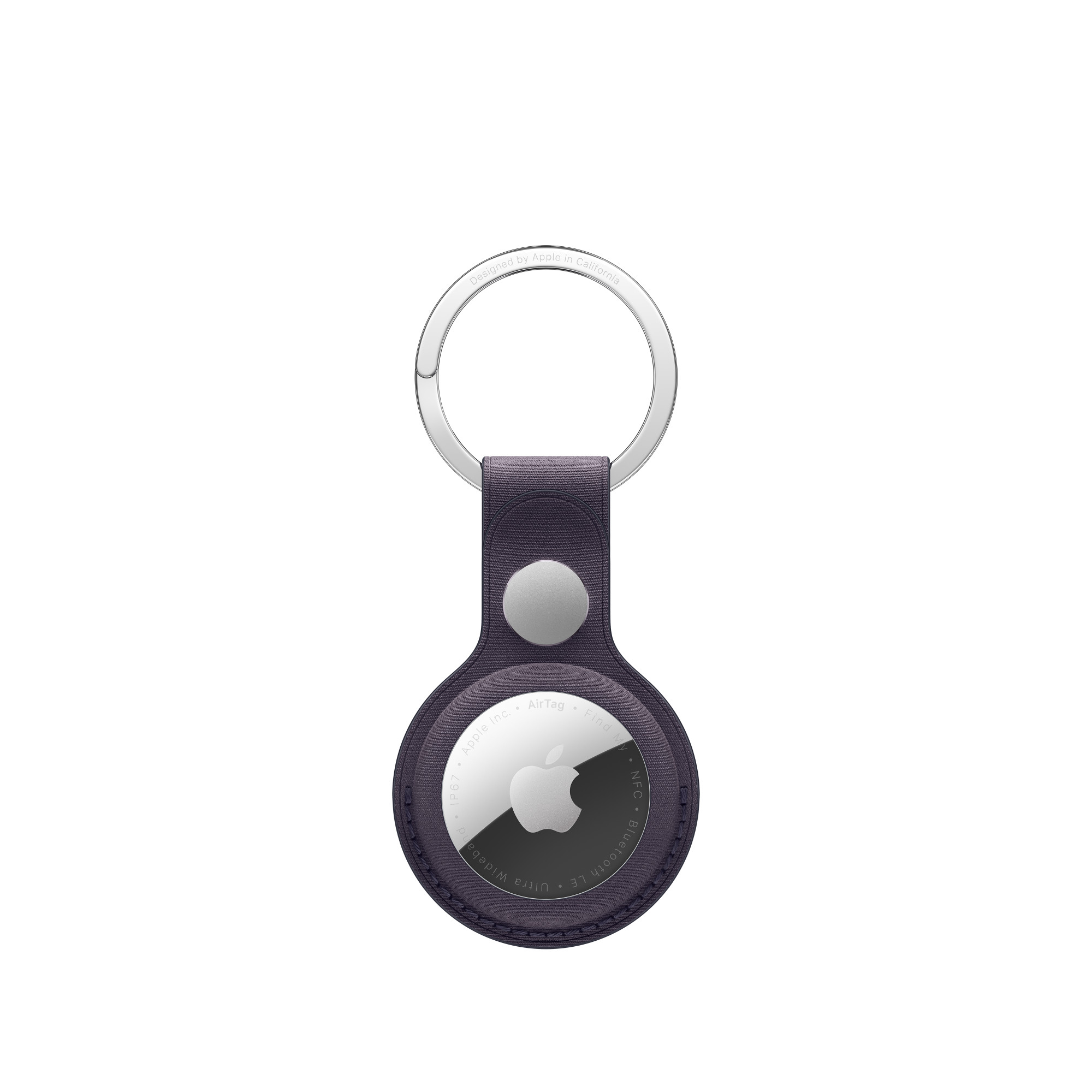 Apple AirTag. Lila bőr tartó ezüst gyűrűvel. Apple logó fehér alapon, szöveggel körülvéve.