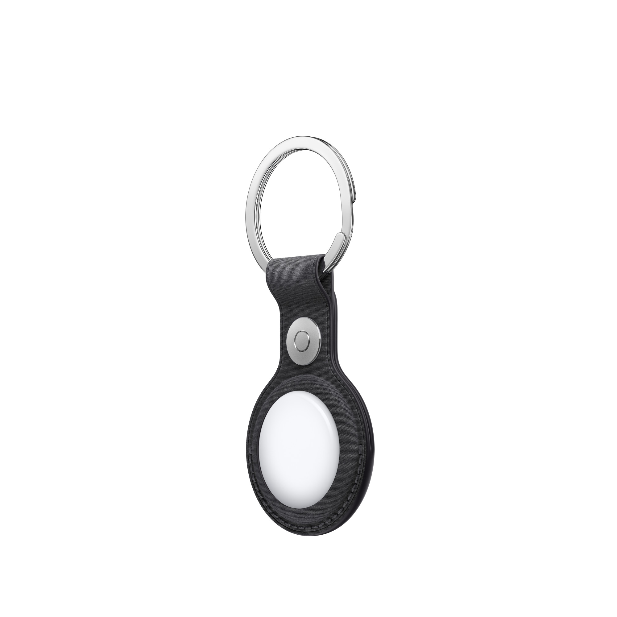 Egy Apple AirTag kulcstartó. Ezüst gyűrűje és fekete tartója van, fehér kör alakú nyomkövetővel, fehér háttéren.