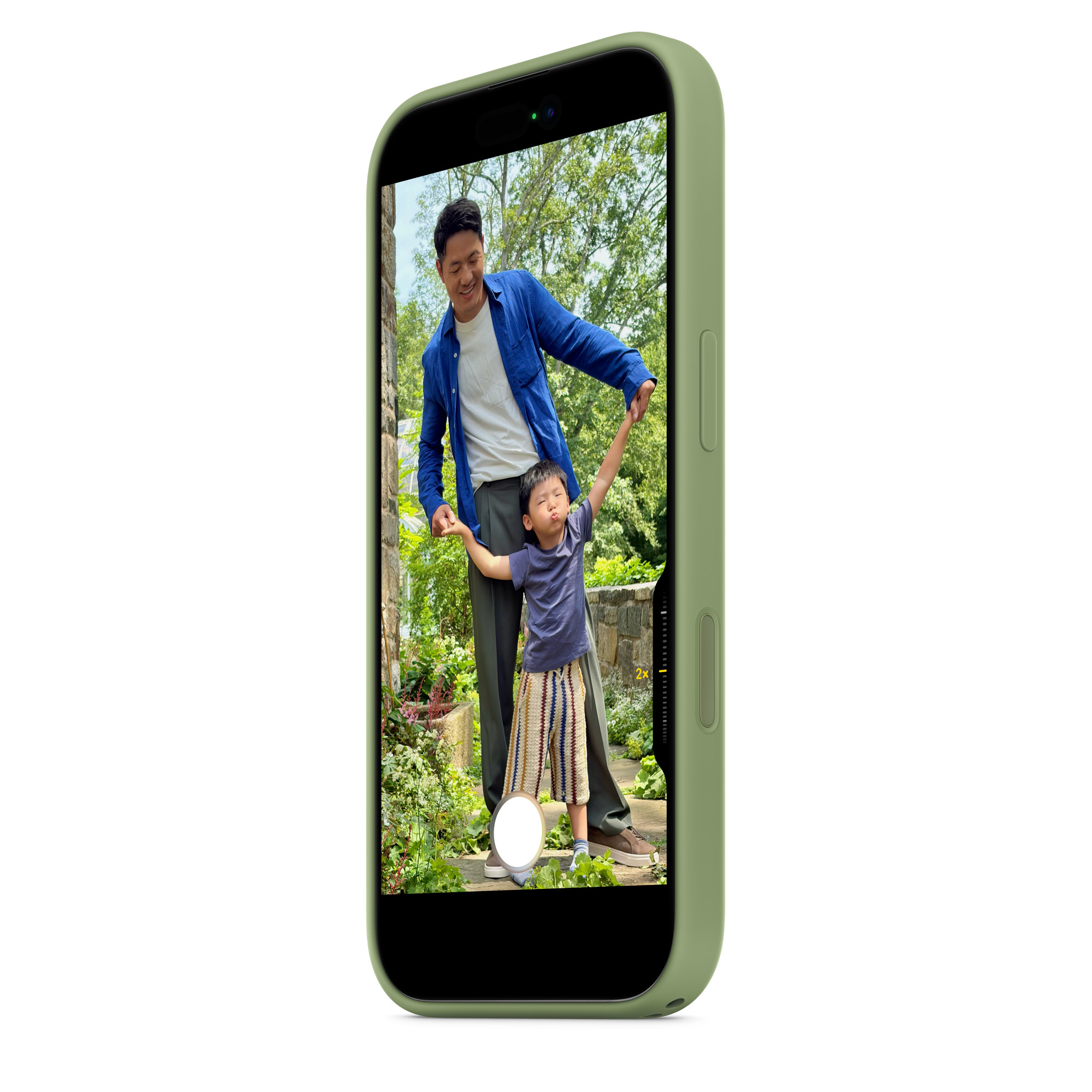 Egy telefon egy férfiról és egy gyerekről készült fotót jelenít meg egy kertben. A férfi a gyerek kezét fogja.