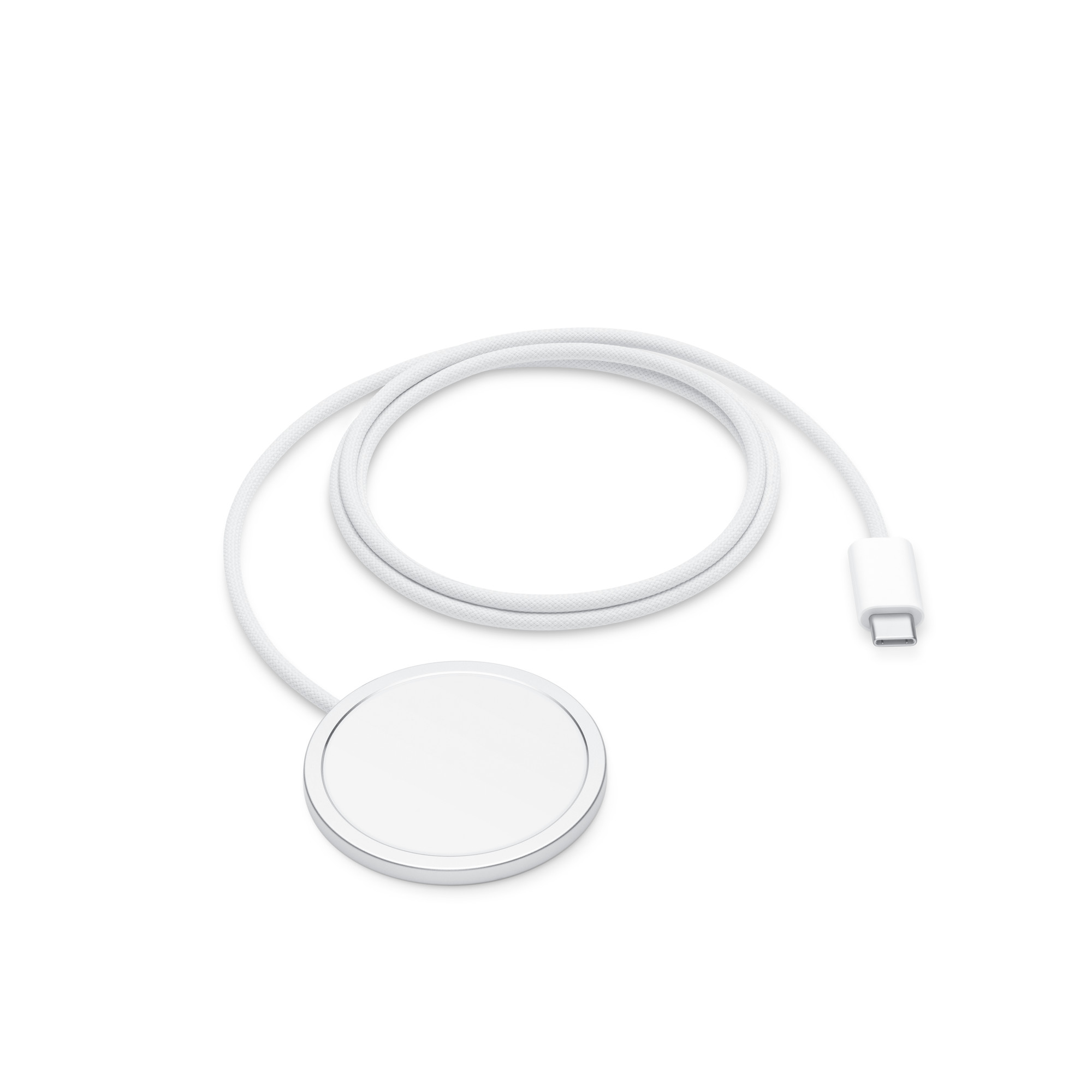 Fehér MagSafe töltő fehér kábellel és USB-C csatlakozóval, fehér háttérrel.
