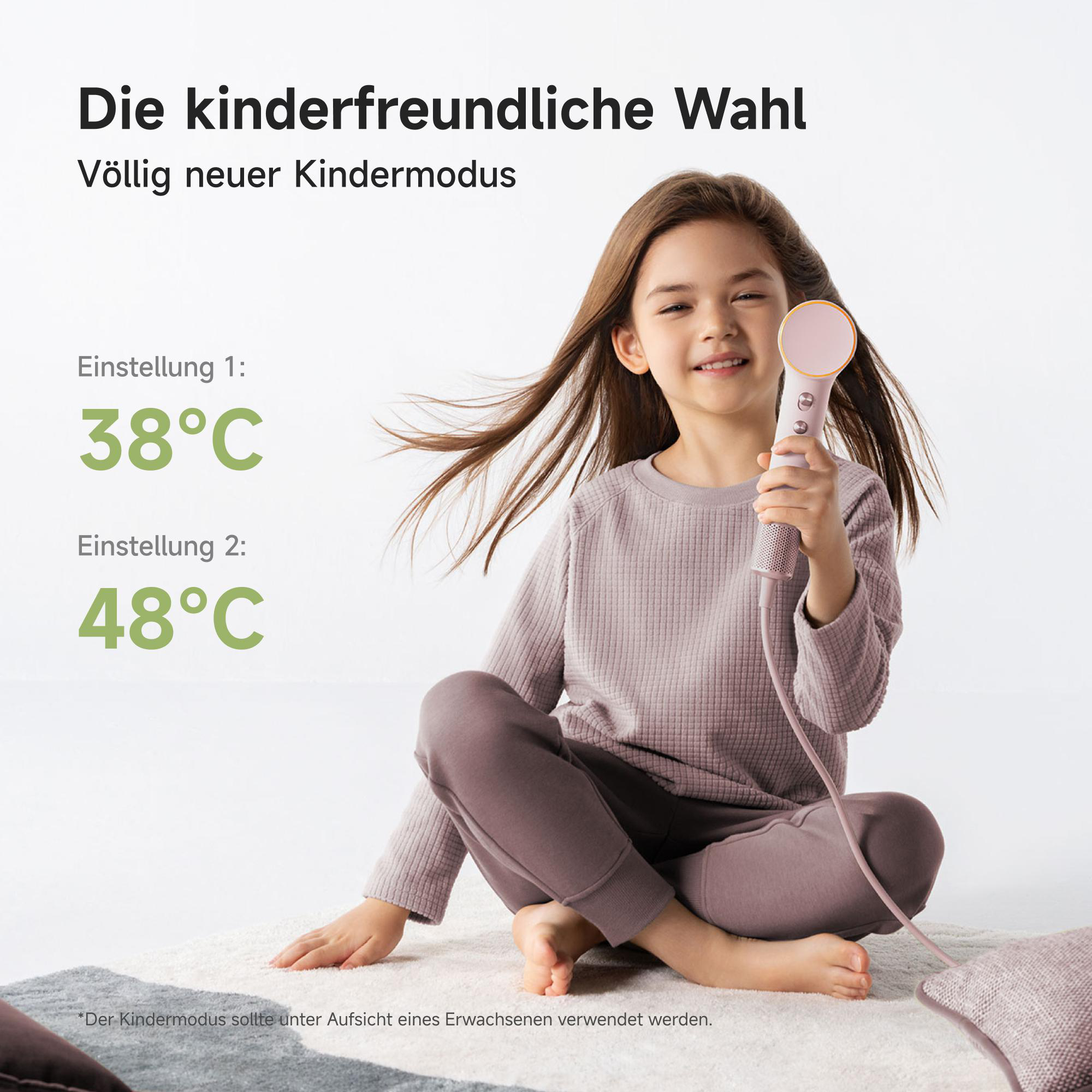 Ein Mädchen in mauvefarbener Kleidung lächelt und hält einen rosa Duschkopf. Der Text lautet 'Kinderfreundliche Wahl' und Temperatureinstellungen.