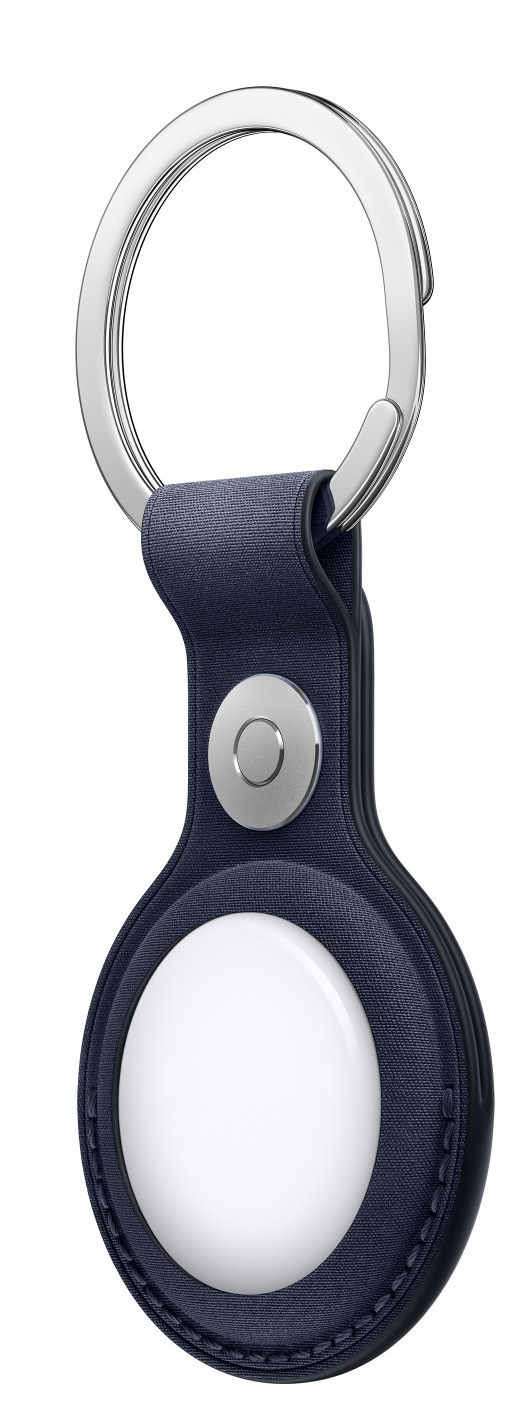 Niebieskie etui na brelok ze srebrnym pierścieniem. Etui ma srebrny guzik i białe koło.