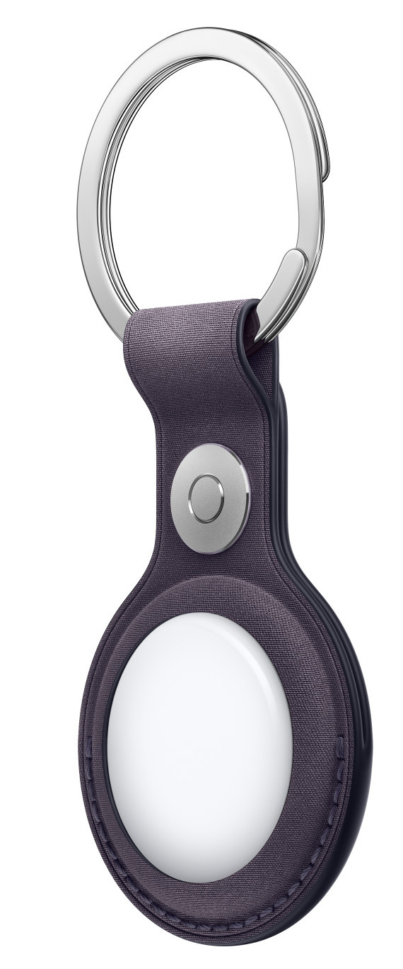 Fioletowy uchwyt na AirTag ze srebrnym brelokiem. AirTag jest biały. Pośrodku znajduje się srebrny przycisk.