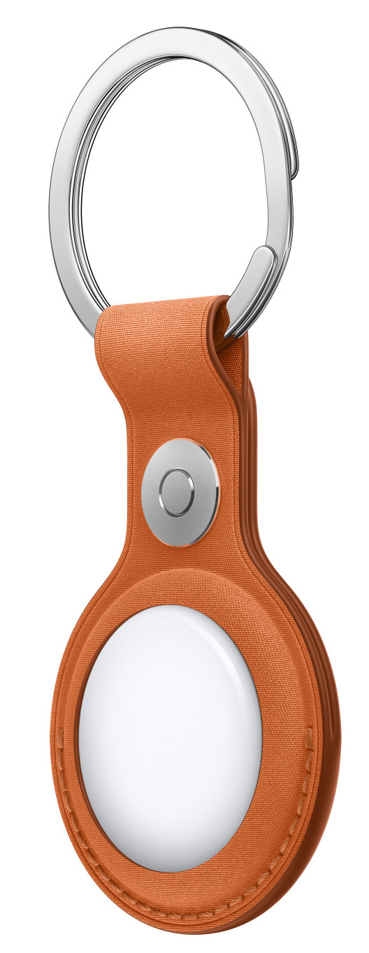 Pomarańczowy skórzany brelok do kluczy ze srebrnym kółkiem. Etui mieści biały AirTag. Na etui znajduje się srebrny guzik.