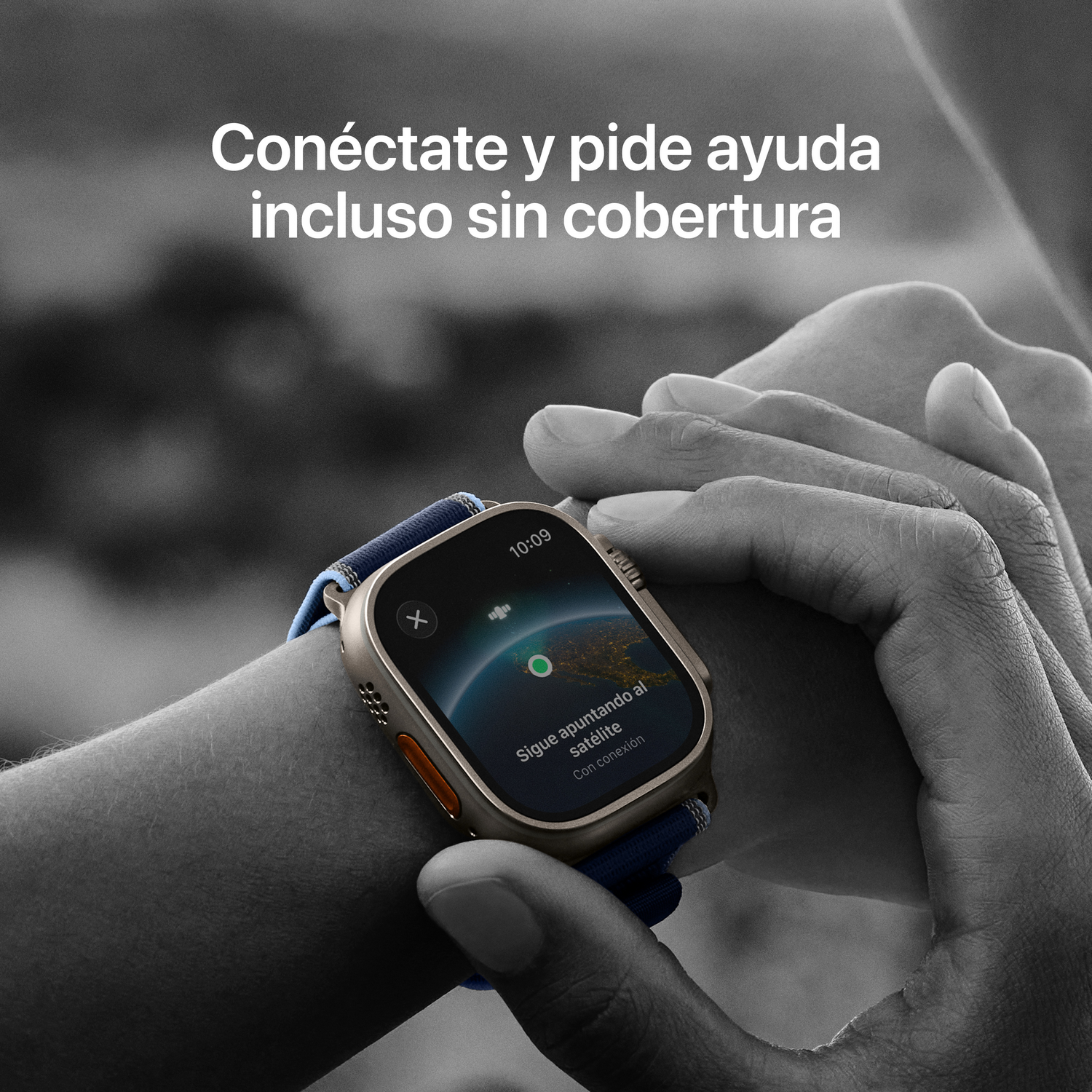 Muñeca con reloj inteligente que muestra una conexión satelital. El reloj tiene una correa azul y la pantalla muestra un mapa.
