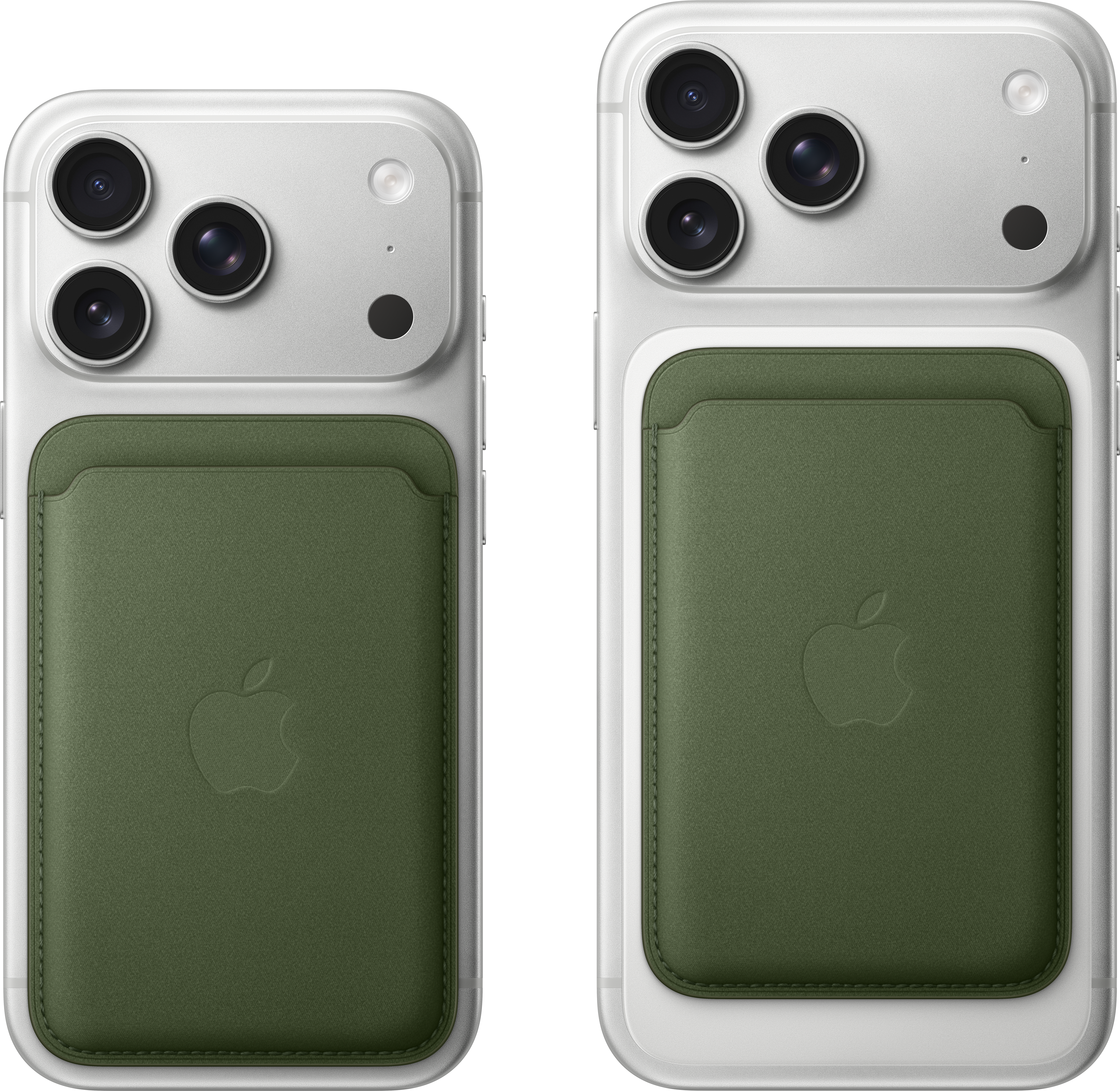 Due telefoni con attacchi per portafogli in pelle verde. Logo Apple visibile. Ogni telefono ha un array di fotocamere.