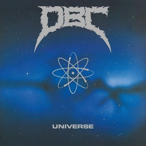 DBK-Logo über einem Atommodell vor Sternenhimmel mit Nebel.