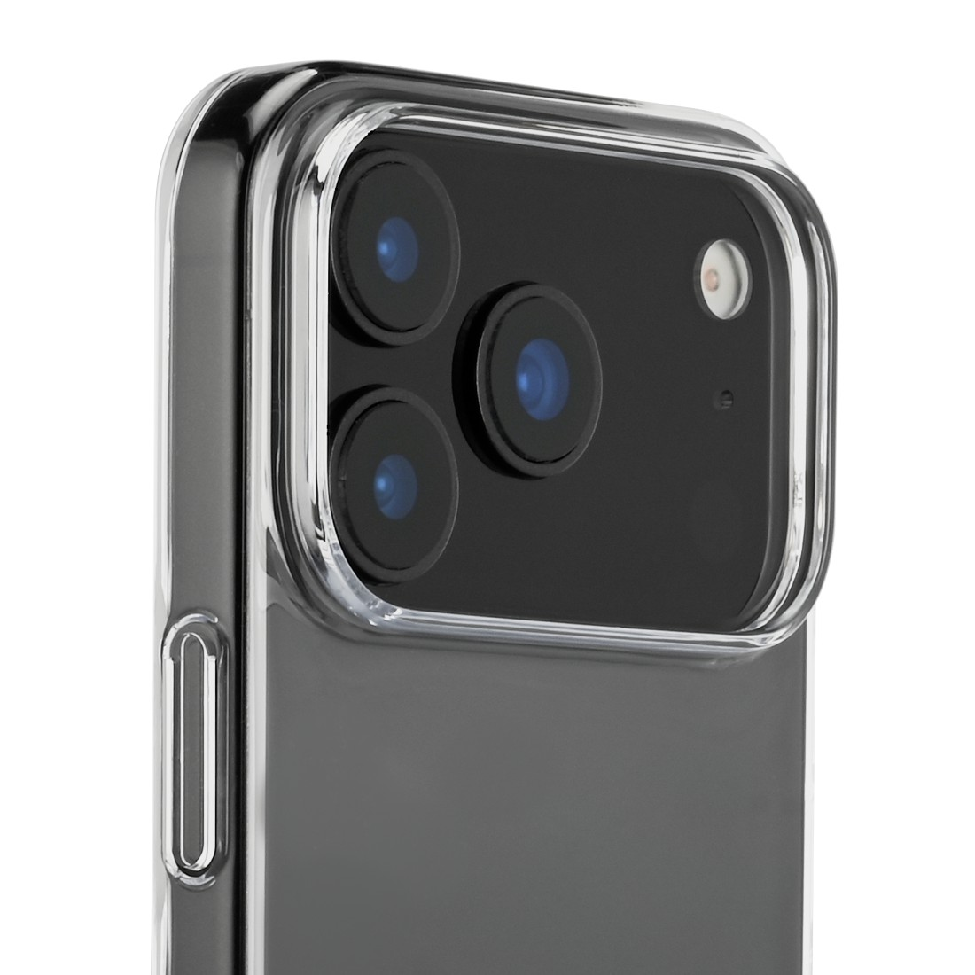 Nahaufnahme eines Smartphone-Kameramoduls mit drei Linsen und einem Blitz, umhüllt von einer transparenten Schutzhülle.