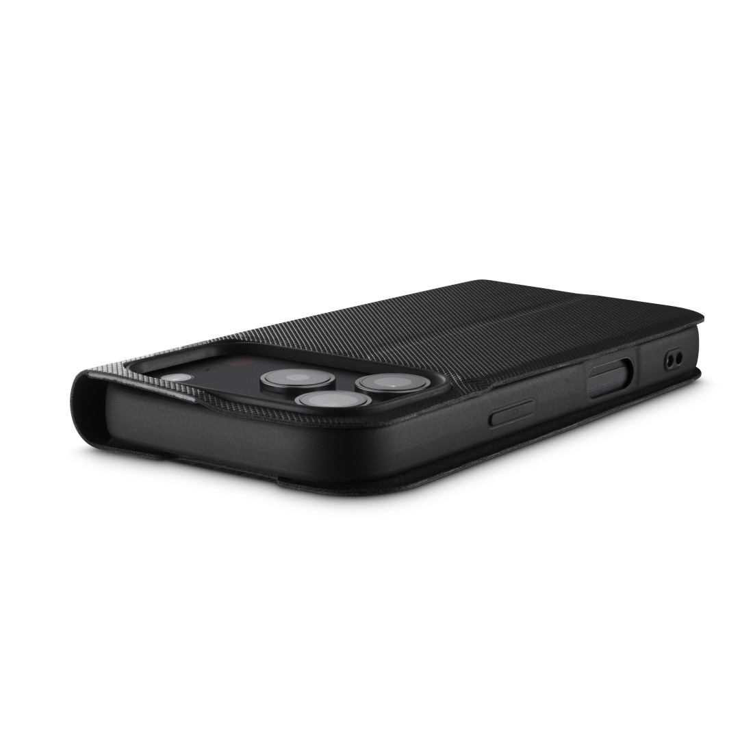 Eine schwarze Smartphone-Hülle mit drei Kameralinsen. Die Hülle hat eine strukturierte Oberfläche. Der Hintergrund ist weiß.
