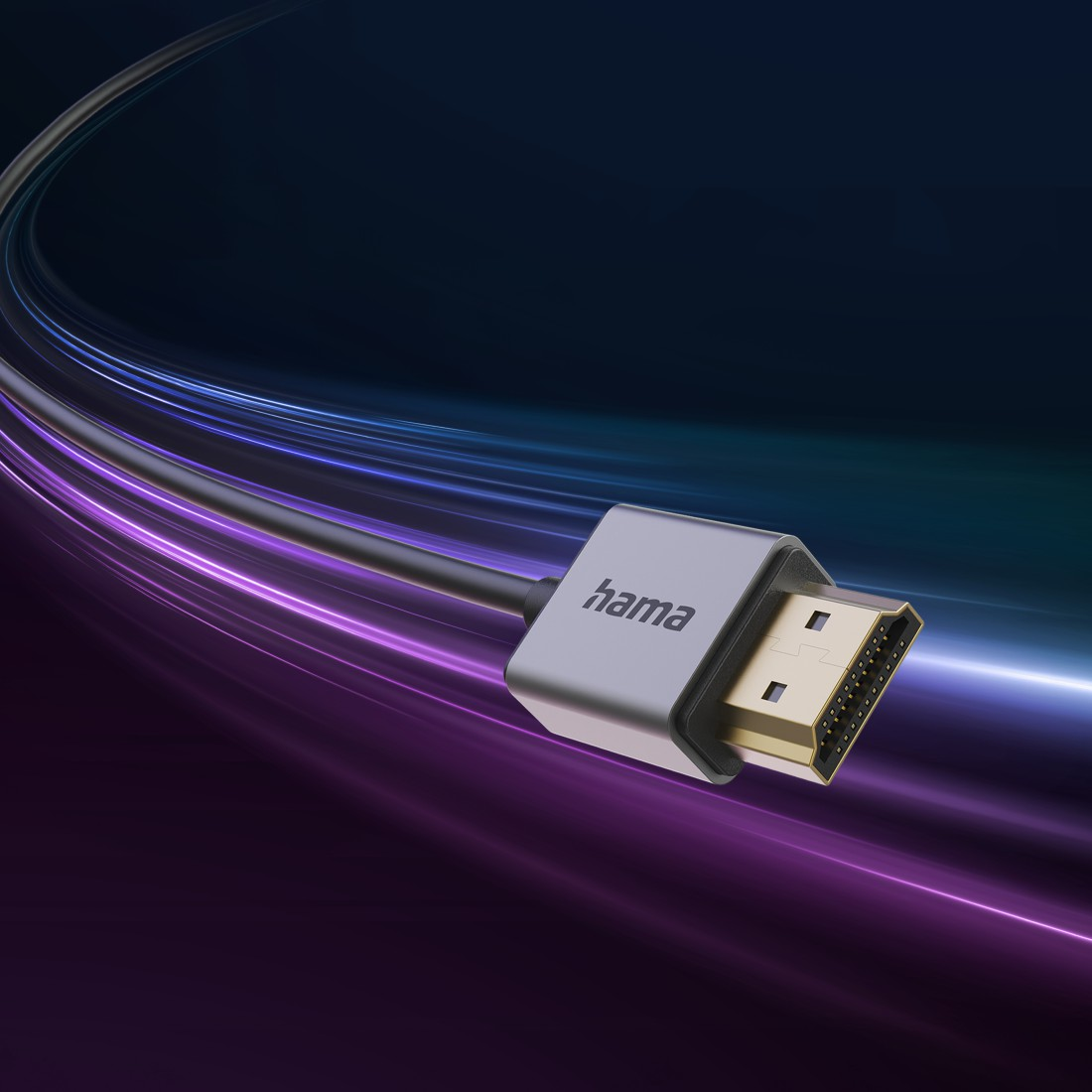Ein HDMI-Kabel mit 'hama'-Logo, silbernem Stecker, goldenen Pins, auf einem Hintergrund aus blauen und violetten Lichtspuren.