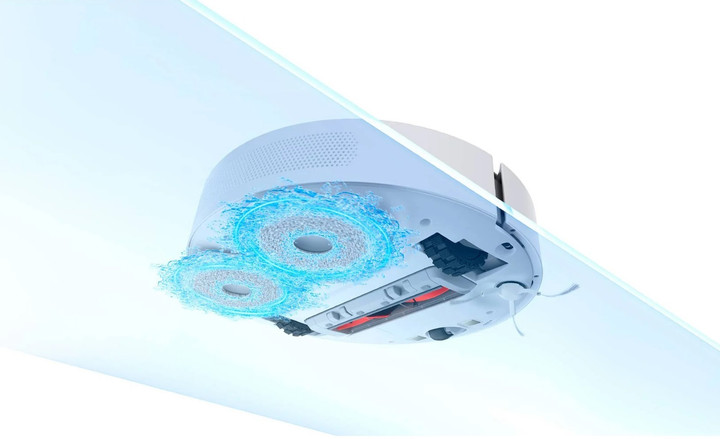 Widok od spodu białego robota odkurzającego, pokazujący dwa okrągłe mopy z wodą, czerwoną szczotkę i obrotową szczotkę boczną.