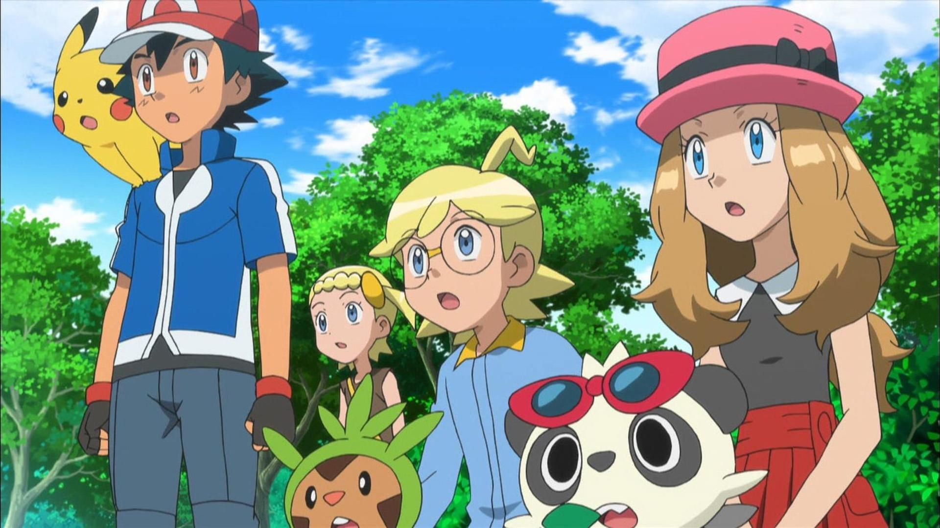Ash mit Pikachu, Serena, Clem und Heuhuf stehen draußen. Ein Baum im Hintergrund.