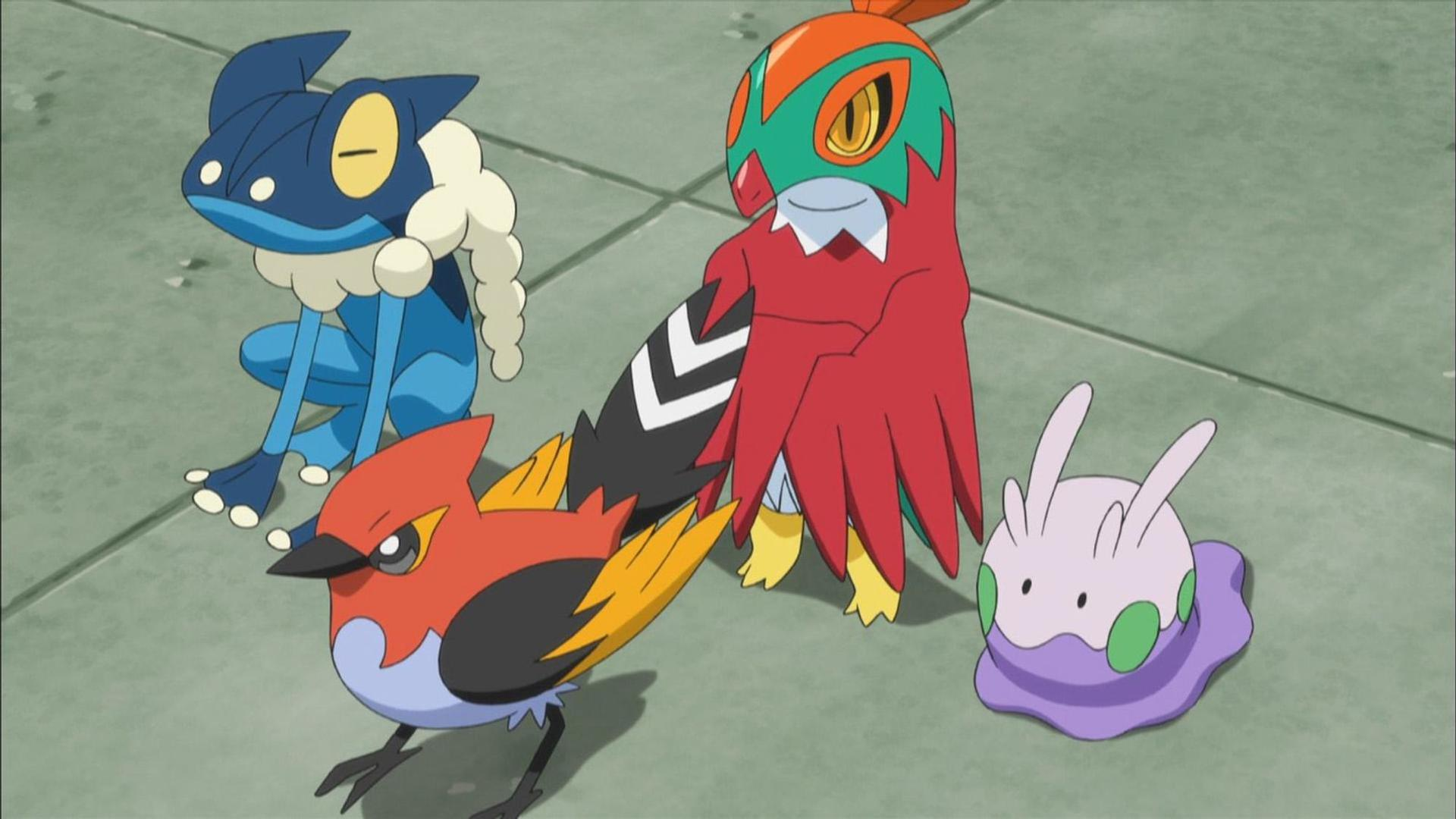 Vier Pokémon: ein blauer Frosch, ein roter Vogel, ein roter Falke und eine lila Schnecke.