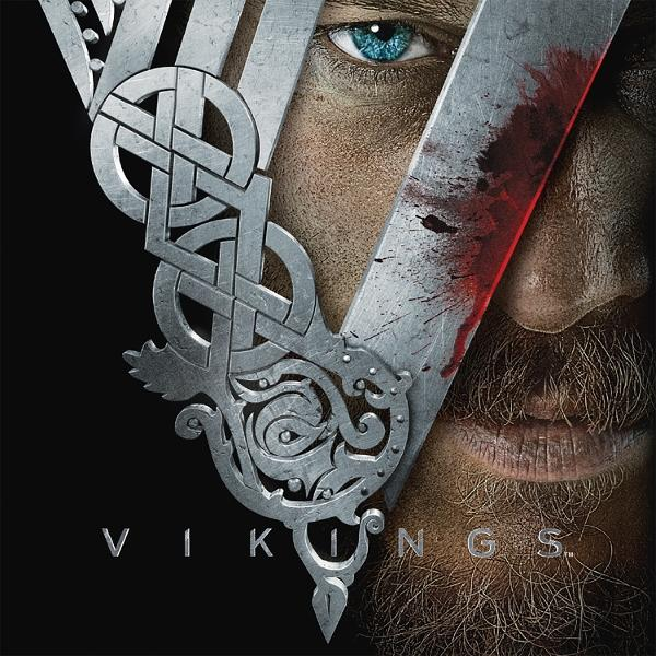Nahaufnahme eines Mannes mit einem Schwert im Wikingerstil. Ein blaues Auge ist sichtbar. Das Wort 'Vikings' wird angezeigt.