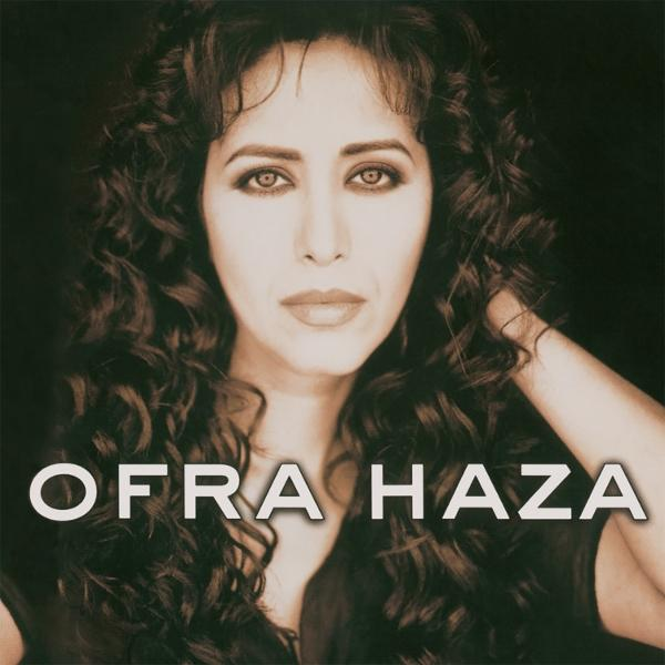 Ein sepiafarbenes Porträt von Ofra Haza mit langen, lockigen, braunen Haaren. Der Name 'OFRA HAZA' ist in großen, weißen Buchstaben zu sehen.