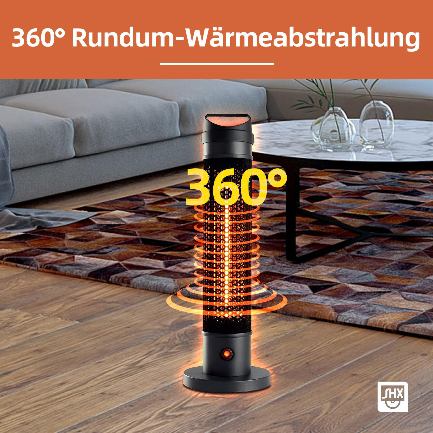 Ein schwarzer Heizlüfter mit orangefarbenem Schein steht auf einem Holzboden. Im Hintergrund sind ein Sofa und ein Tisch mit Vasen.