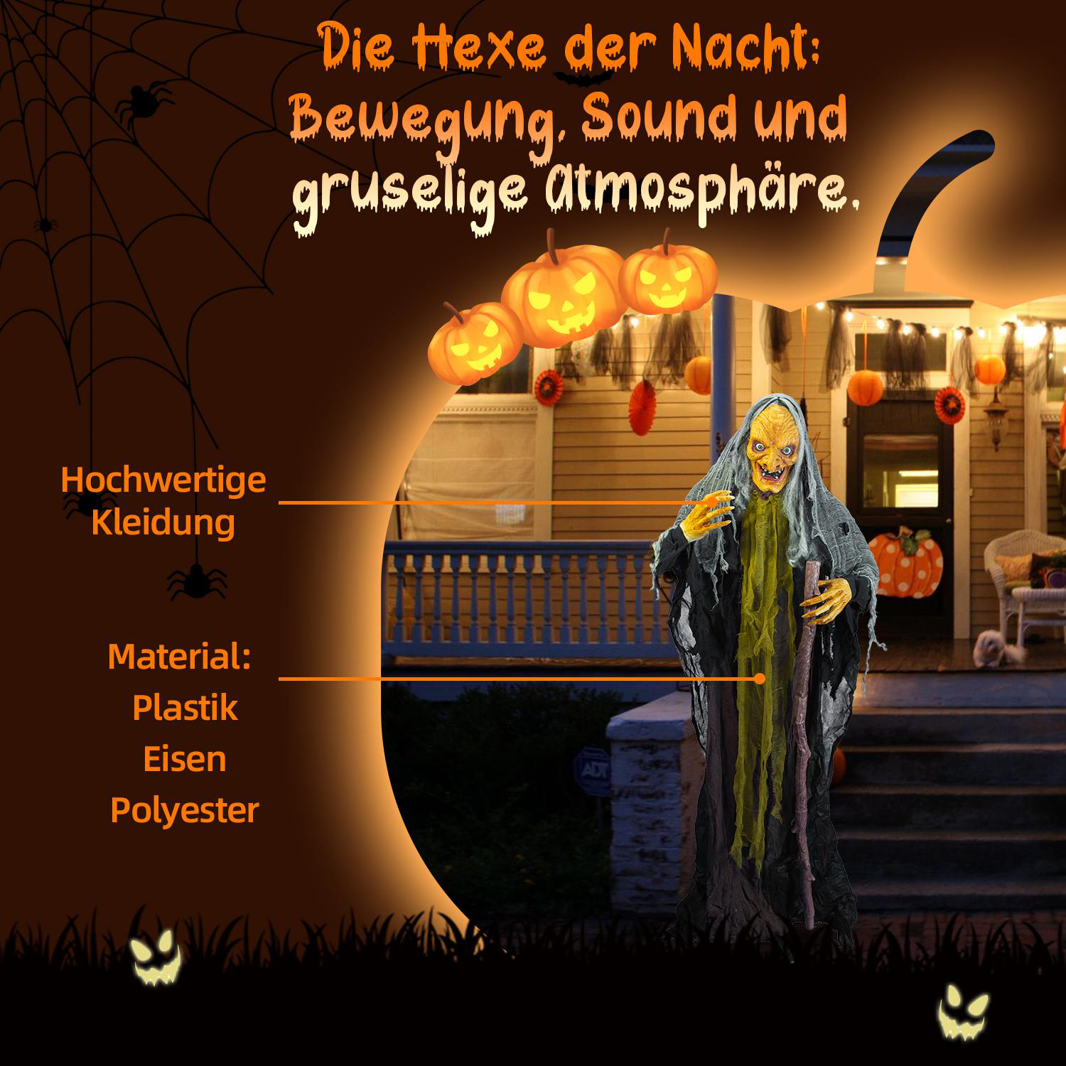 Eine Halloween-Dekoration mit einer Hexe auf einer Veranda, Kürbissen und Spinnweben. Die Hexe hat ein grünes Gesicht und hält einen Stab.