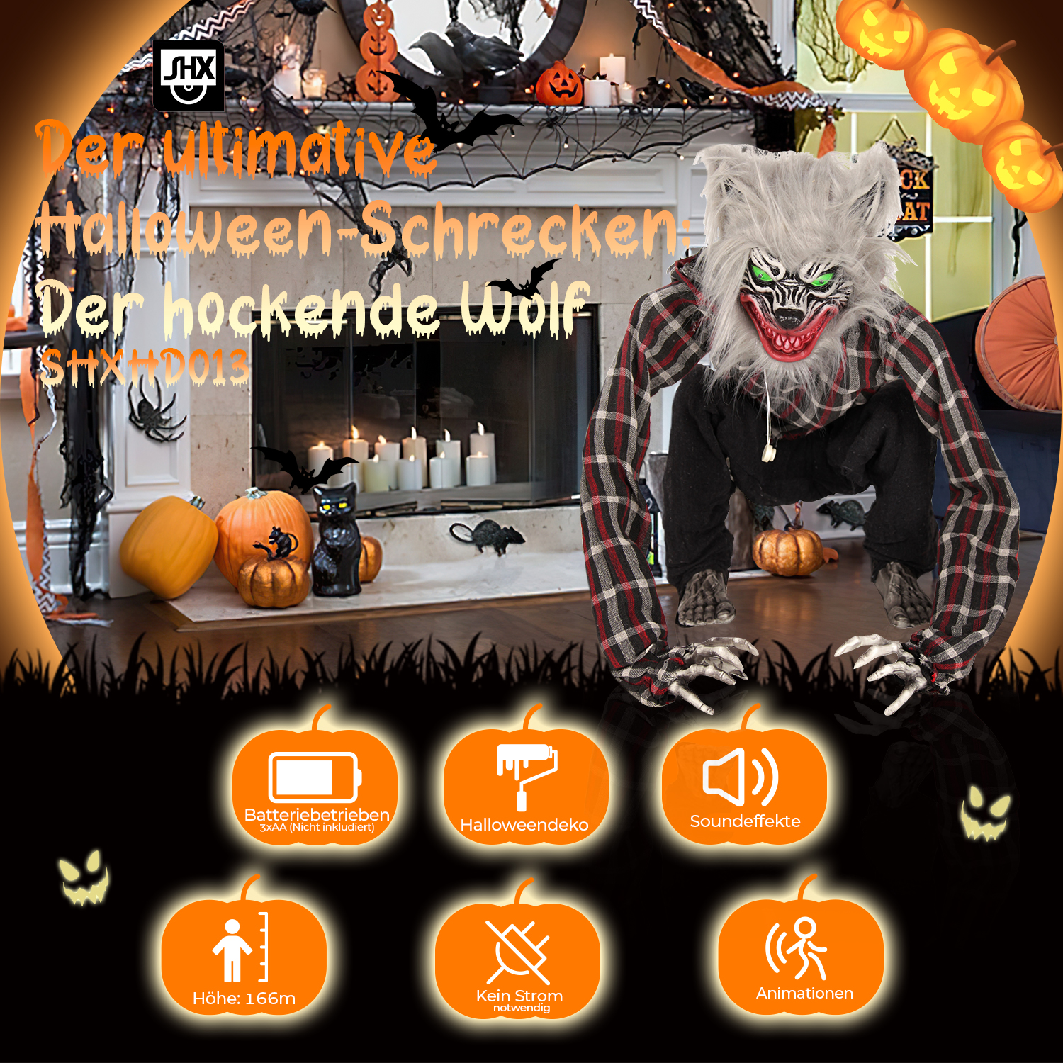 Eine Halloween-Dekoration eines hockenden Werwolfs mit kariertem Hemd. Kürbisse, Kerzen und ein Kamin im Hintergrund.