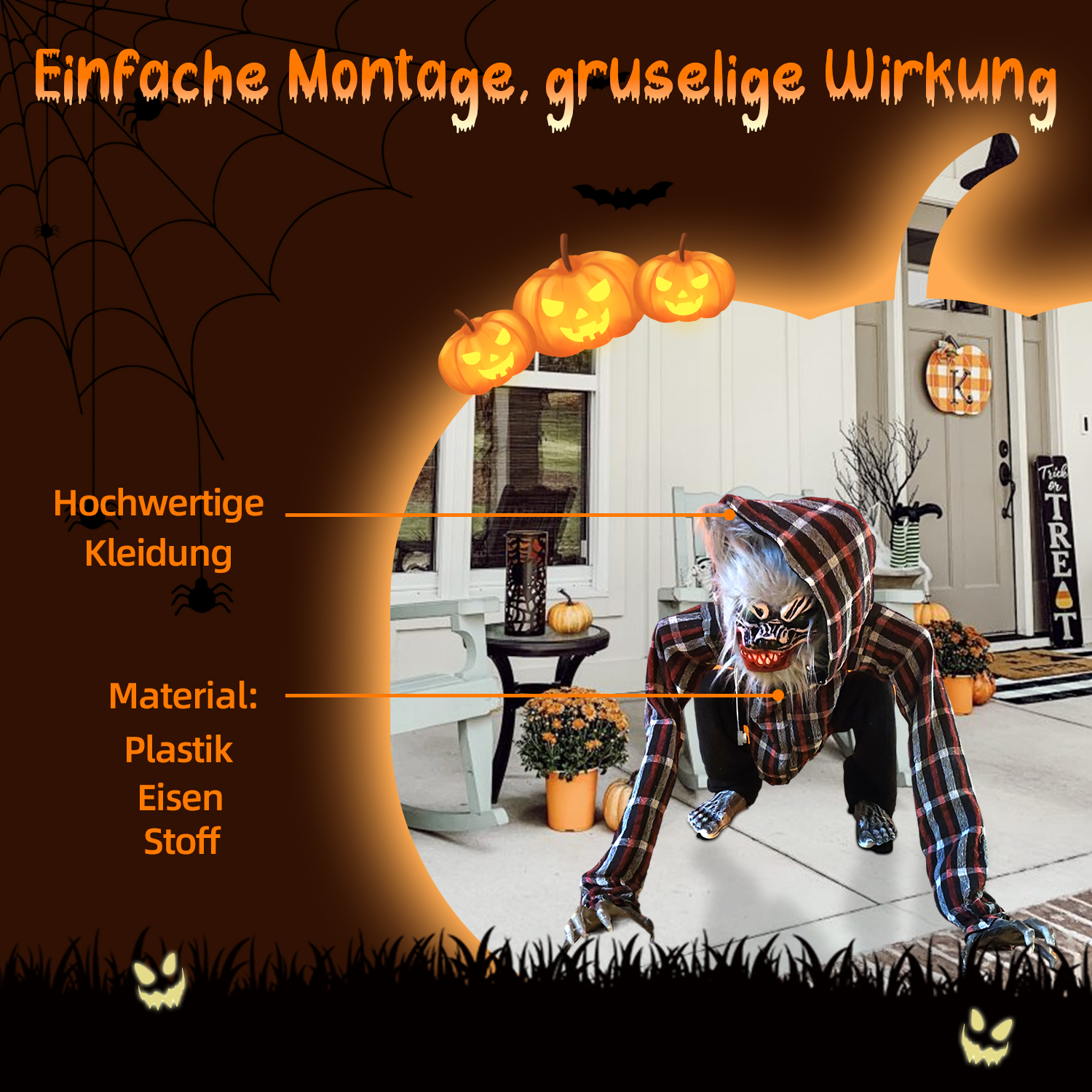 Eine Halloween-Dekoration mit einem kriechenden Monster mit kariertem Hemd und gruseliger Maske auf einer Veranda mit Kürbissen.