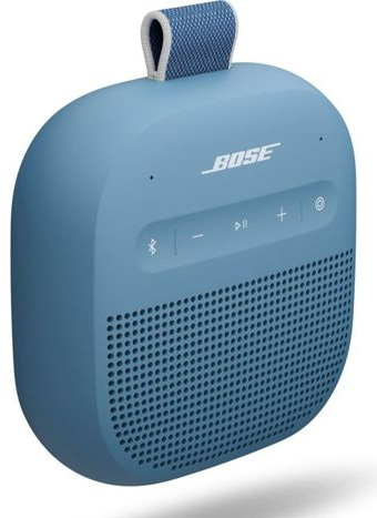 Niebieski przenośny głośnik Bose z materiałowym uchwytem. Posiada przyciski sterowania i kratkę głośnika z przodu. Widoczna jest nazwa marki.