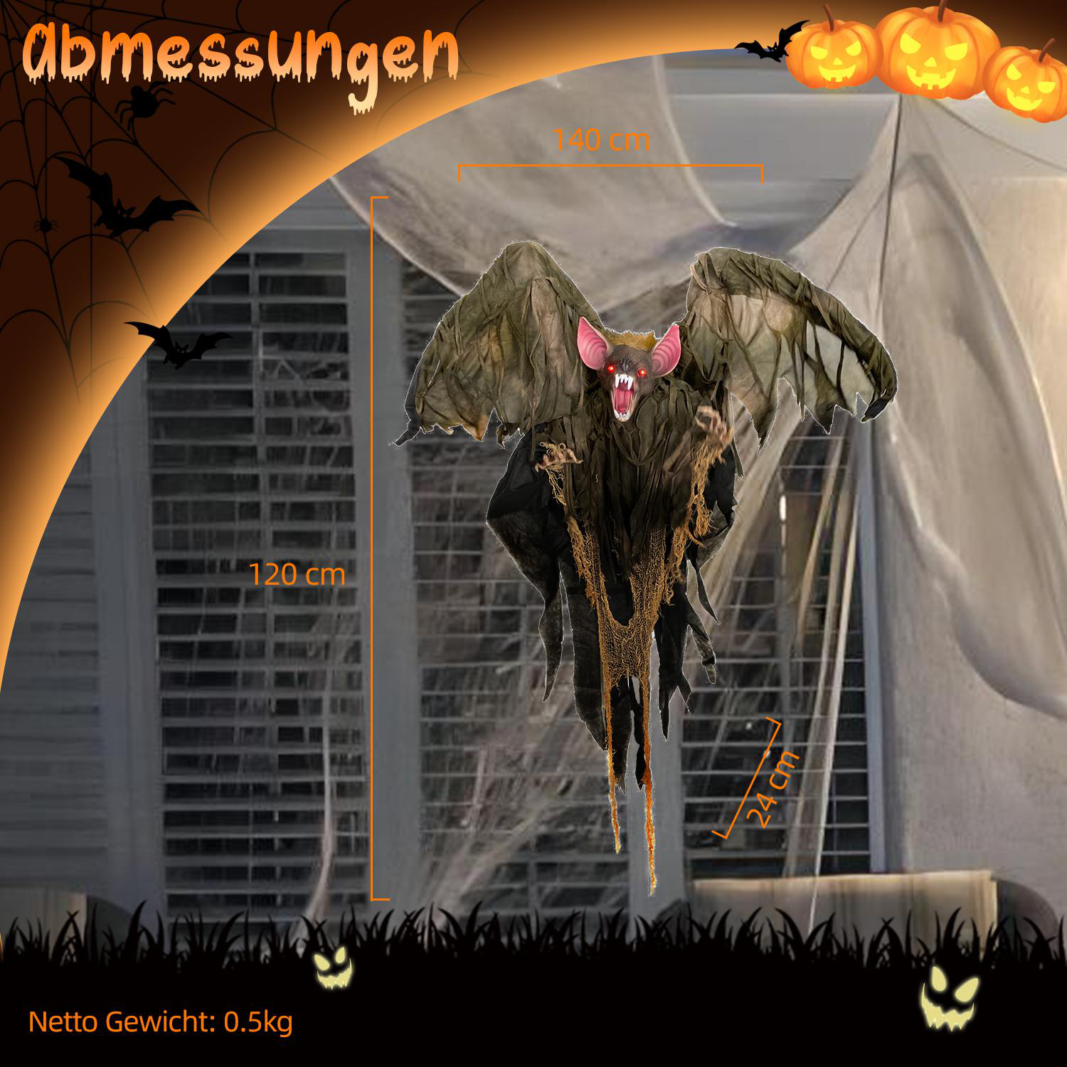 Eine Halloween-Fledermausdekoration mit ausgestreckten Flügeln. Abmessungen: 120 cm hoch, 140 cm breit und 24 cm tief. Kürbisse und Fledermäuse.