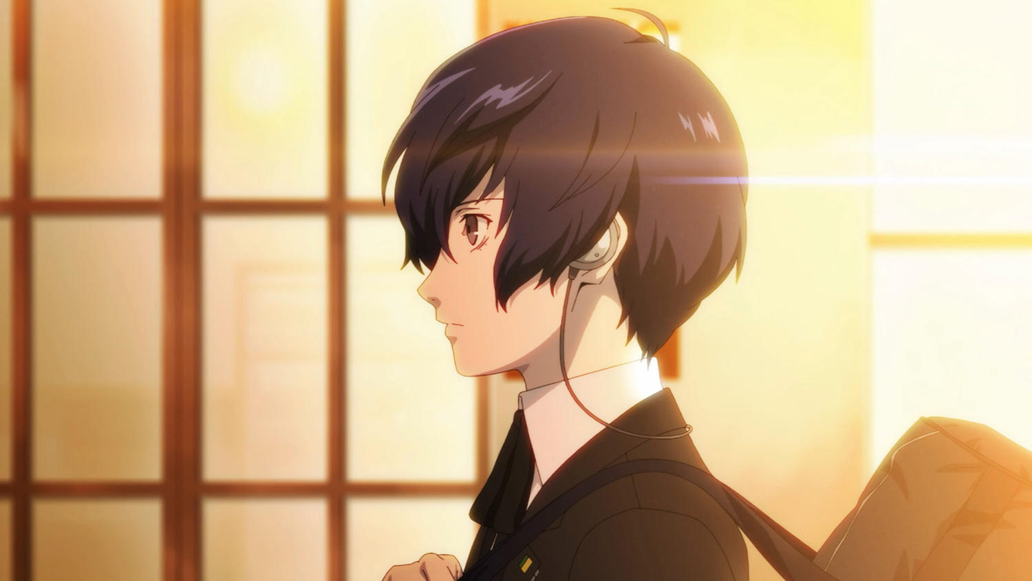 Anime-Figur mit dunklen Haaren und Kopfhörern, im Profil, trägt eine Uniform. Der Hintergrund ist ein verschwommener Raum mit Sonnenlicht.