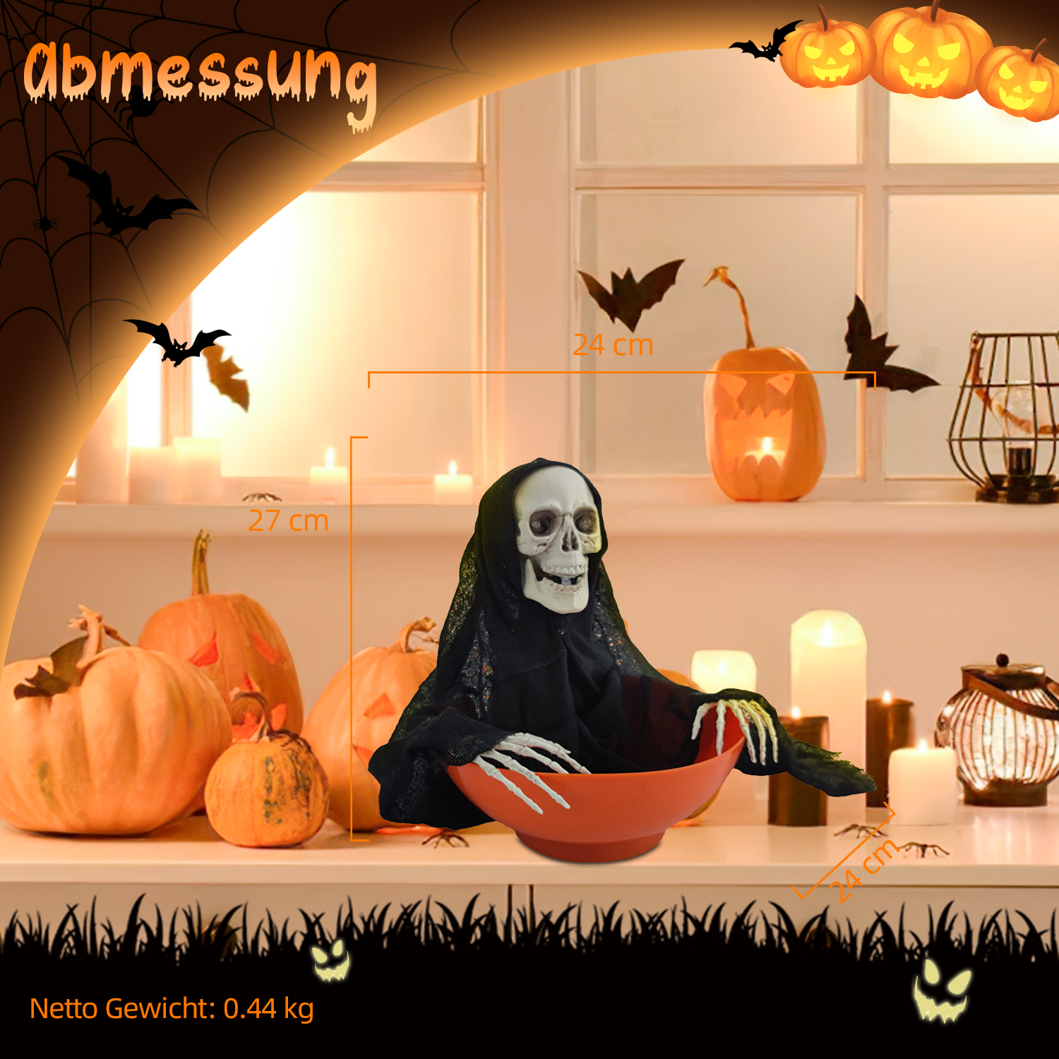 Halloween-Szene mit Skelett, Kürbissen, Kerzen und Fledermäusen. Das Skelett hält eine orangefarbene Schüssel. Festliche Dekorationen erzeugen eine gruselige Atmosphäre.
