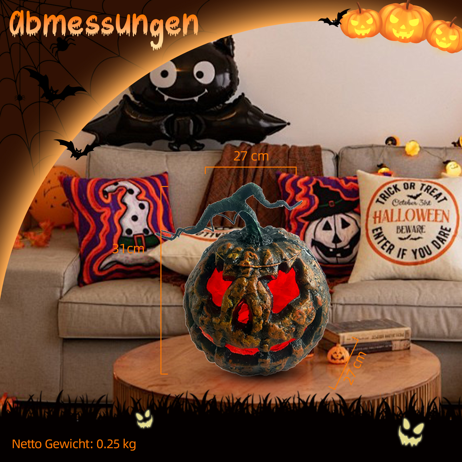 Eine Halloween-Szene mit einem leuchtenden Kürbis als Mittelpunkt. Kissen, ein Fledermausballon und Lichterketten schmücken das Sofa. Vorne ist ein Tisch.