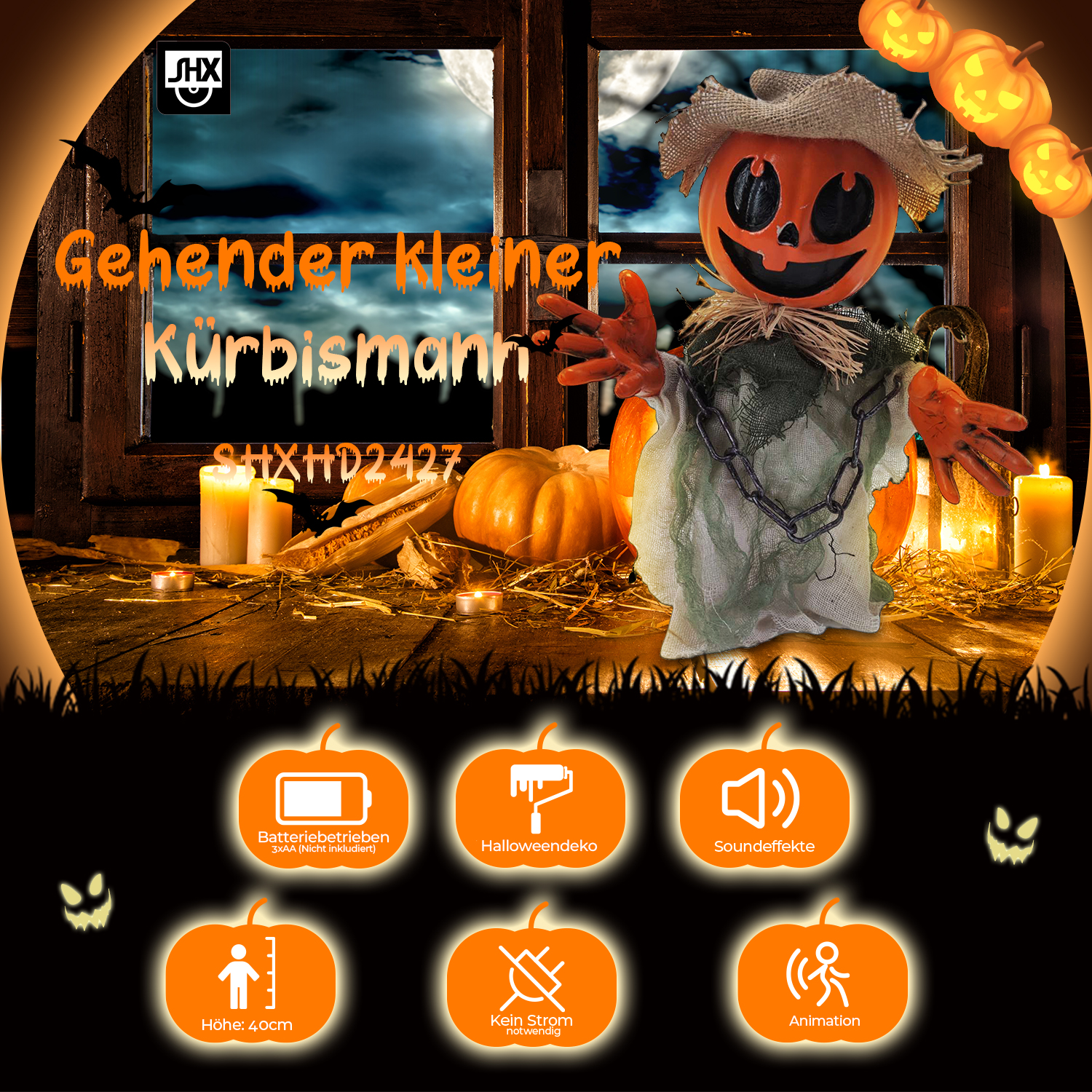 Eine kürbisköpfige Vogelscheuche mit ausgestreckten Armen, Strohhut und grünem Umhang in einer Halloween-Szene.