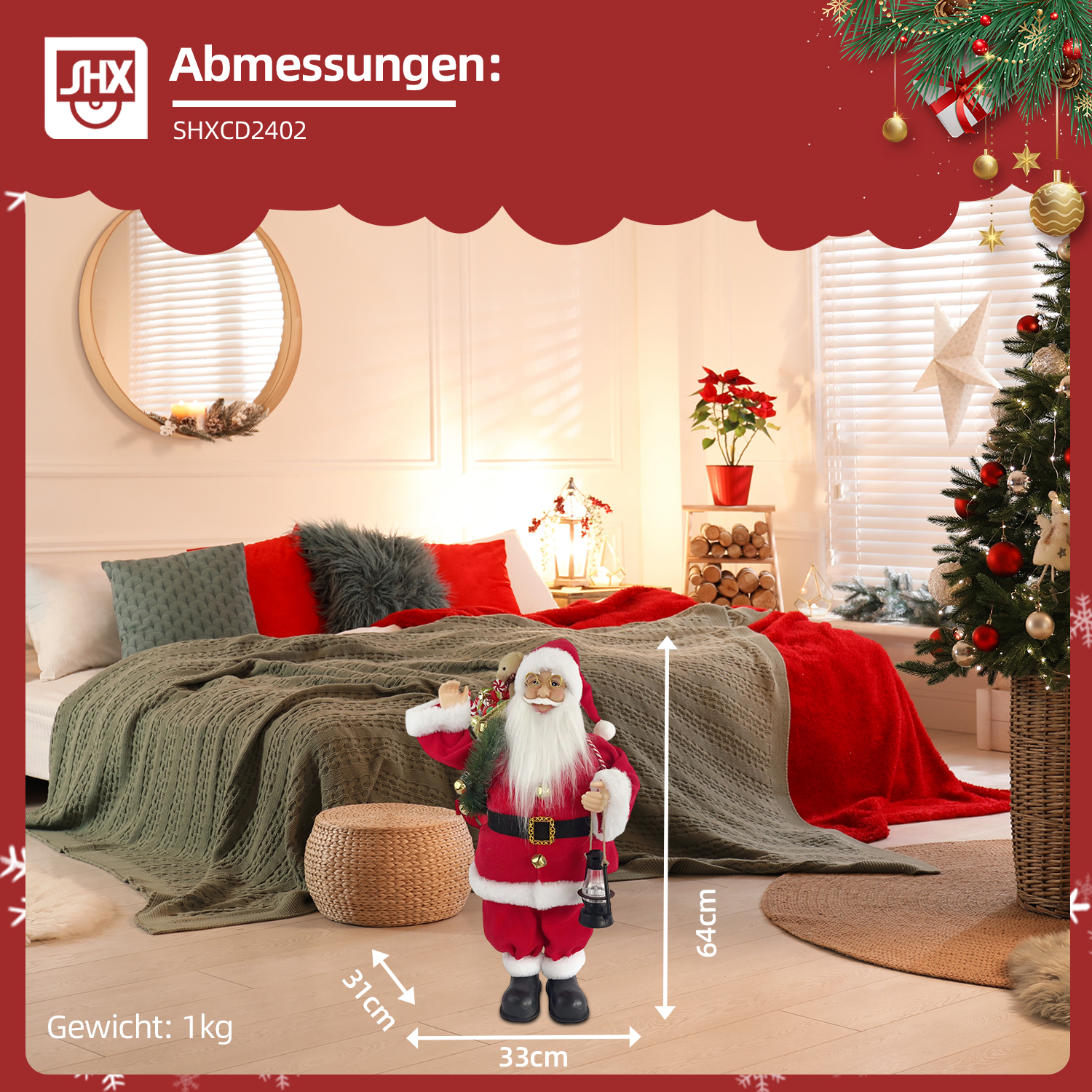 Eine Weihnachtsmannfigur steht in einem dekorierten Schlafzimmer. Bett, Weihnachtsbaum und andere Weihnachtsdekorationen sind sichtbar.