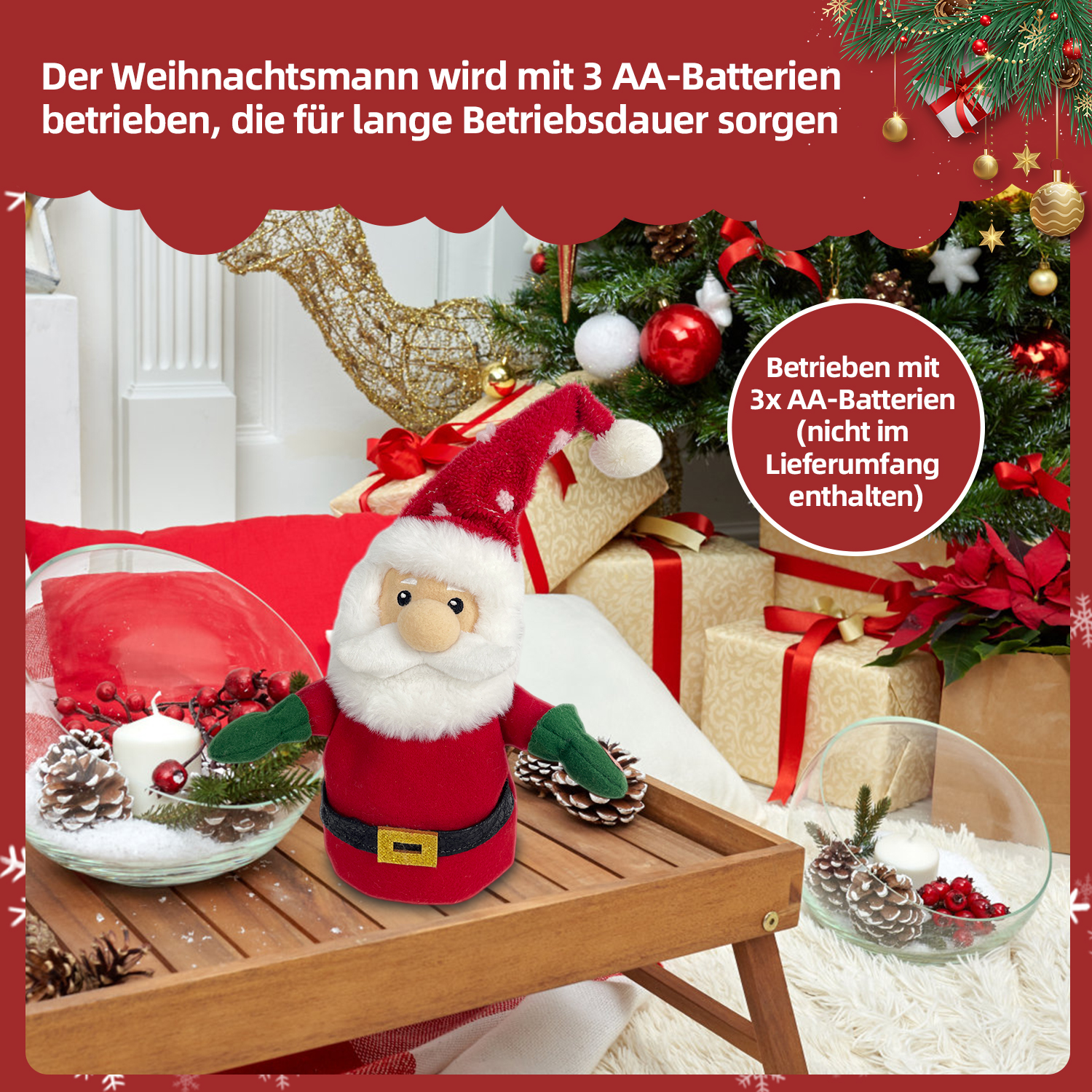Eine Weihnachtsmann-Puppe auf einem Holztablett, mit Weihnachtsdekorationen und Geschenken im Hintergrund. Text über Batterien ist ebenfalls vorhanden.