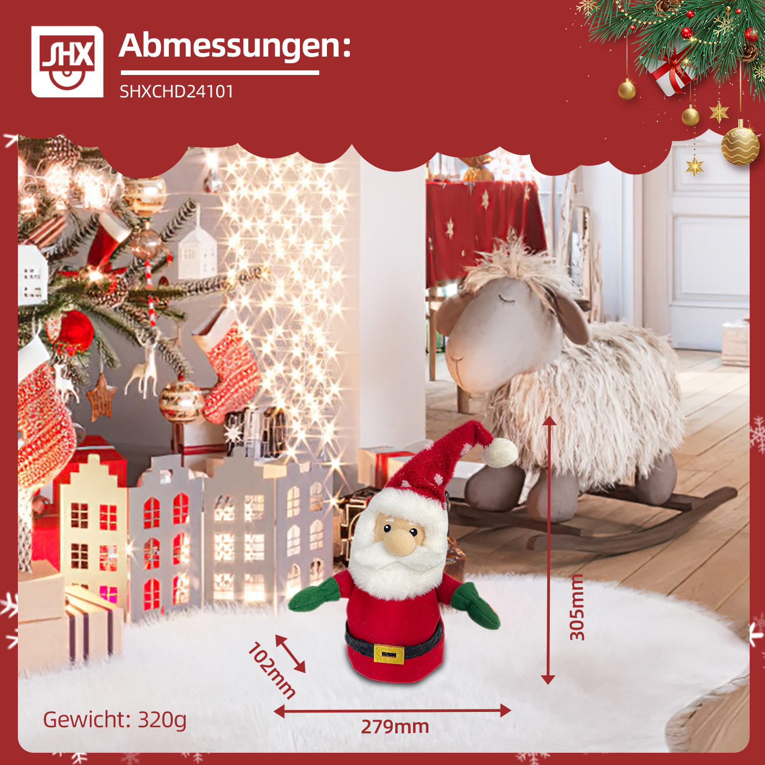 Eine Weihnachtsmannpuppe und ein Schafspielzeug liegen auf einem weißen Fellteppich. Ein Weihnachtsbaum und dekorative Häuser sind im Hintergrund.