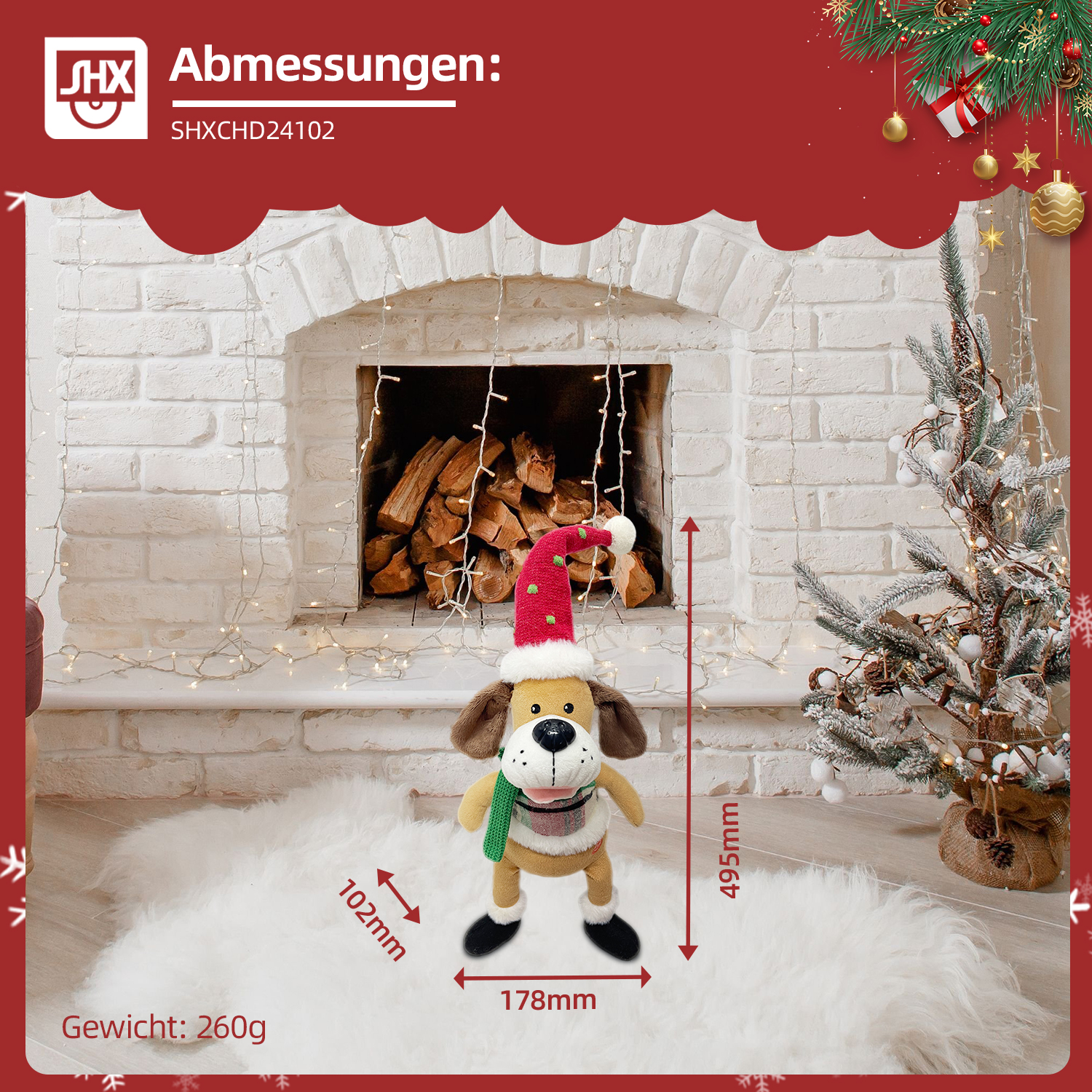 Ein Plüschhund mit Weihnachtsmütze und Schal steht auf einem weißen Teppich. Im Hintergrund ein Kamin und ein Weihnachtsbaum.